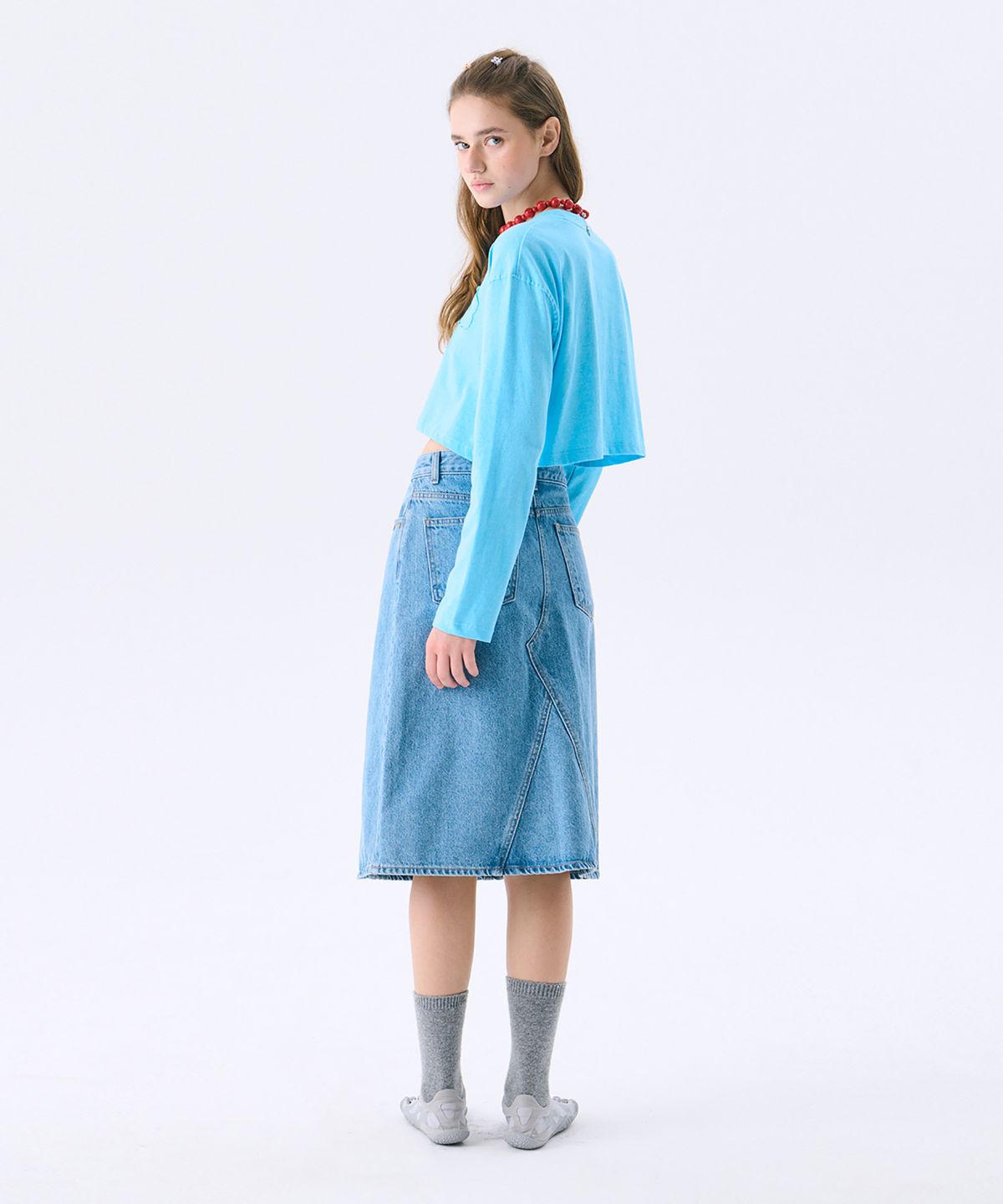 준준스페이스(JUNEJUNE SPACE) Flower applique Crop T_Sky(플라워 아플리케 크롭 티_스카이)
