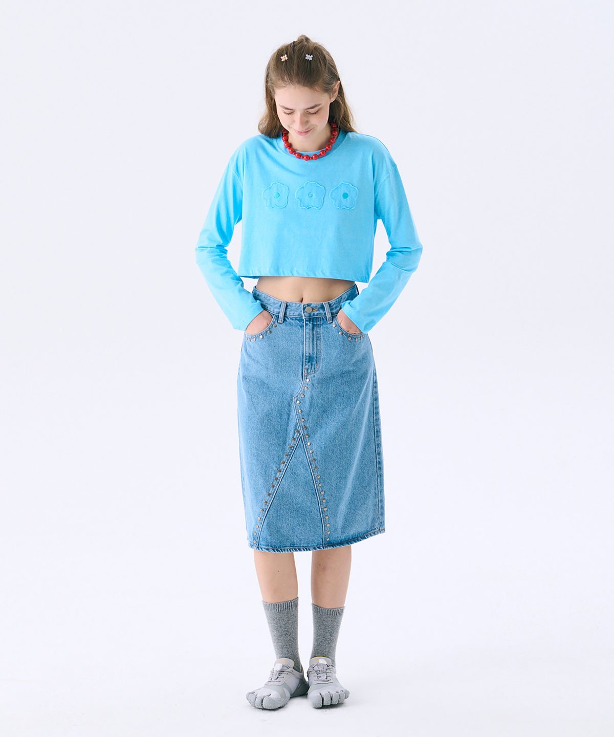 준준스페이스(JUNEJUNE SPACE) Flower applique Crop T_Sky(플라워 아플리케 크롭 티_스카이)