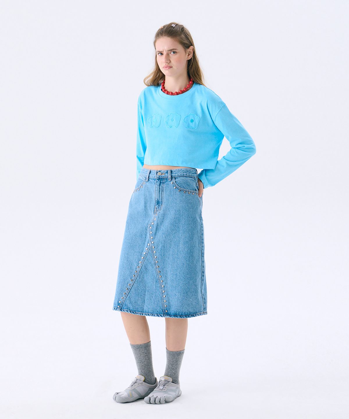 준준스페이스(JUNEJUNE SPACE) Flower applique Crop T_Sky(플라워 아플리케 크롭 티_스카이)