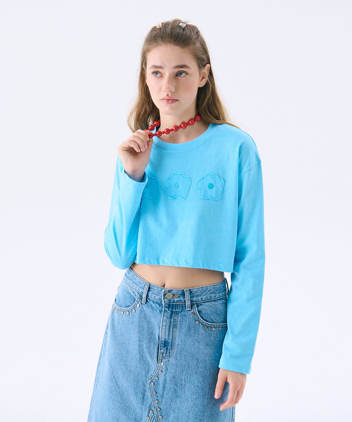 준준스페이스(JUNEJUNE SPACE) Flower applique Crop T_Sky(플라워 아플리케 크롭 티_스카이)