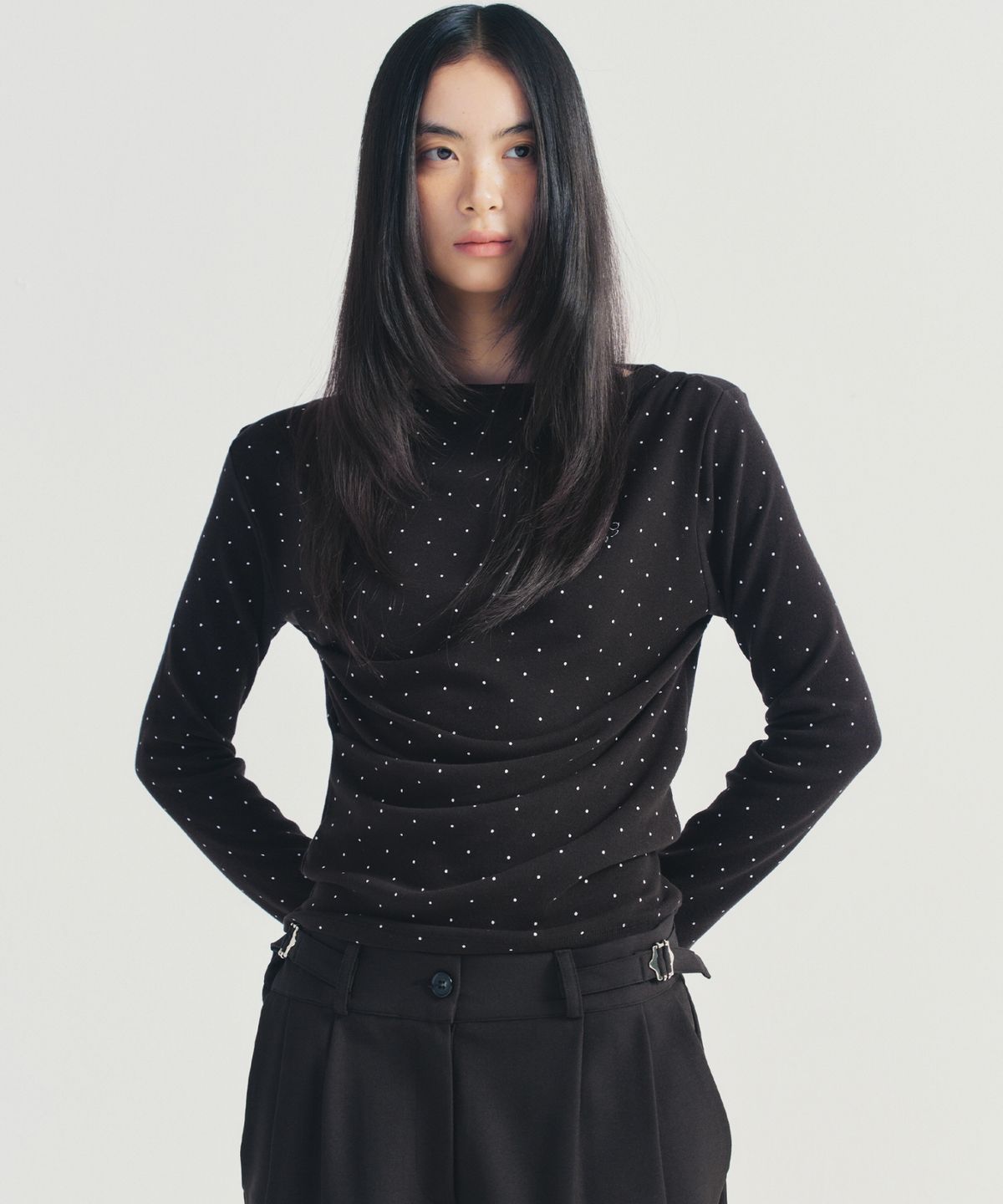 닉앤니콜(NICK&NICOLE) DOT SHIRRING DRAPE BOAT NECK TOP_BLACK