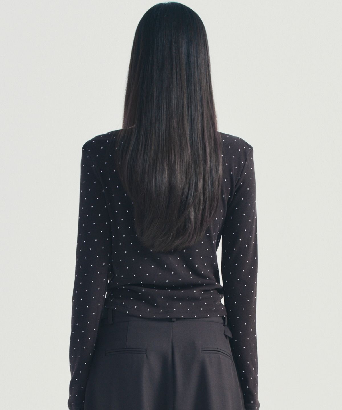 닉앤니콜(NICK&NICOLE) DOT SHIRRING DRAPE BOAT NECK TOP_BLACK
