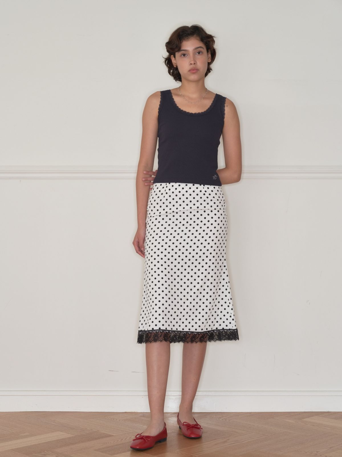 홈바디띵즈(HOMEBODY THINGS) HBT Glow Lace Tank Top (NAVY)