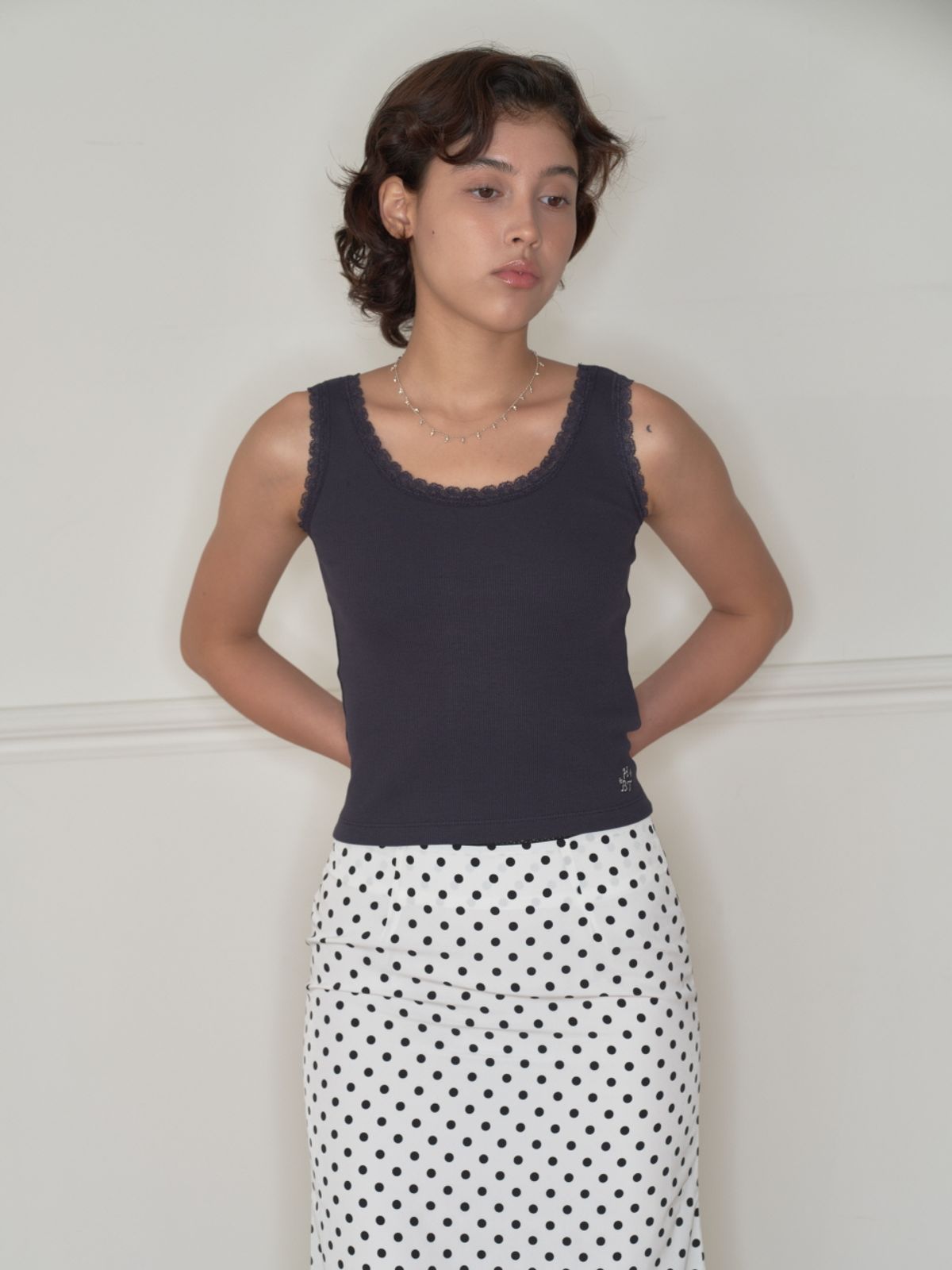 홈바디띵즈(HOMEBODY THINGS) HBT Glow Lace Tank Top (NAVY)