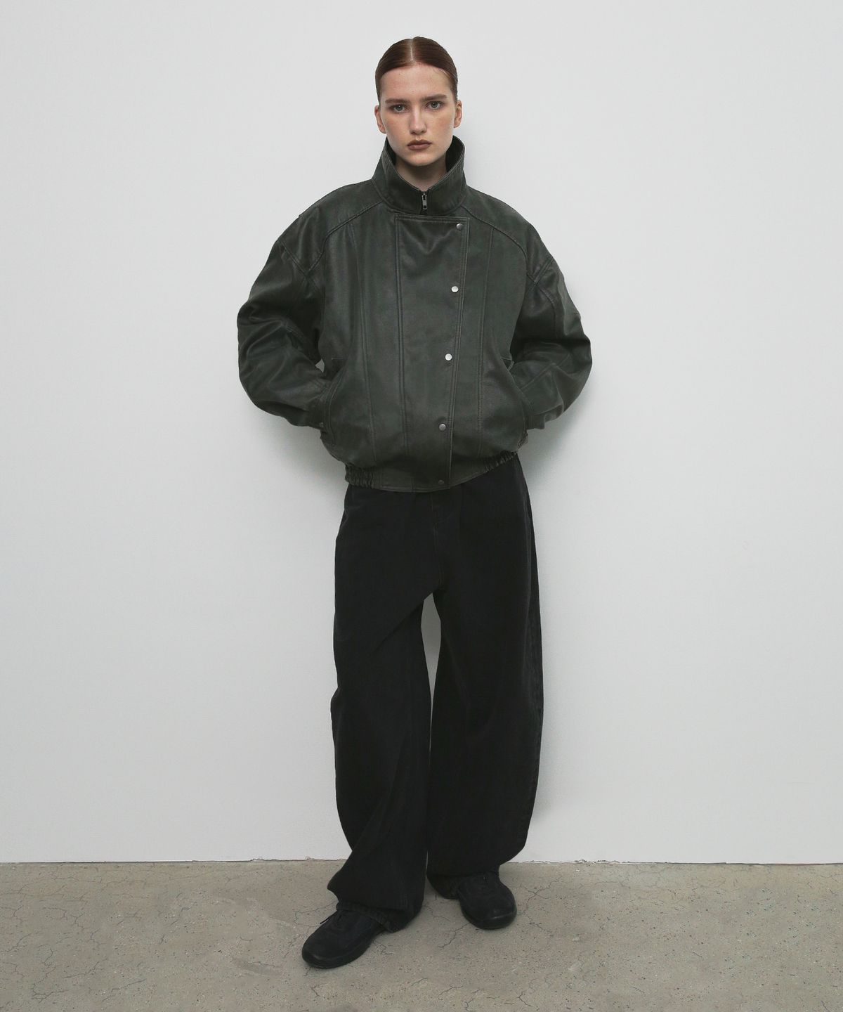 샌드릭(SANDRIC) SIDE BUTTON LEATHER JUMPER_CHARCOAL