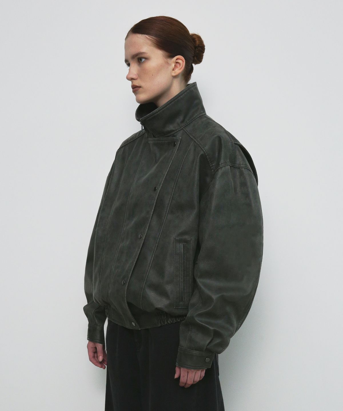 샌드릭(SANDRIC) SIDE BUTTON LEATHER JUMPER_CHARCOAL