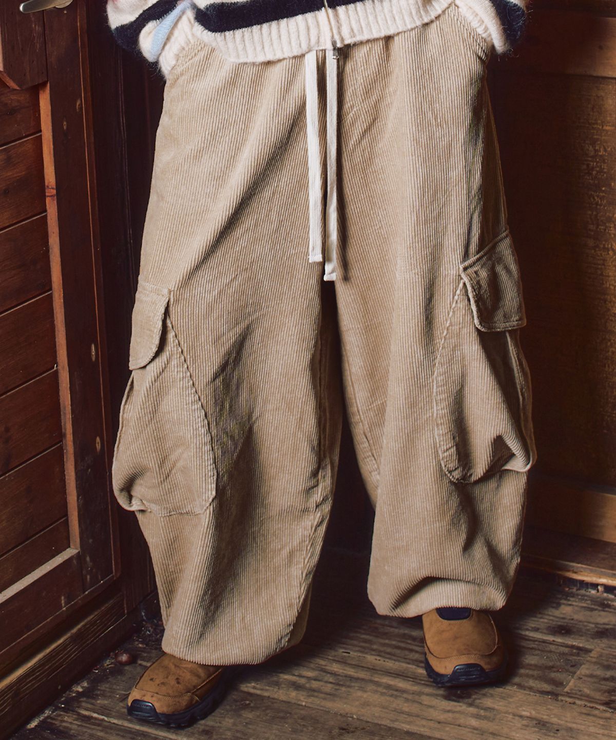 엑스톤즈(XTONZ) XP313 체스넛 벌룬 코듀로이 팬츠 (BEIGE)