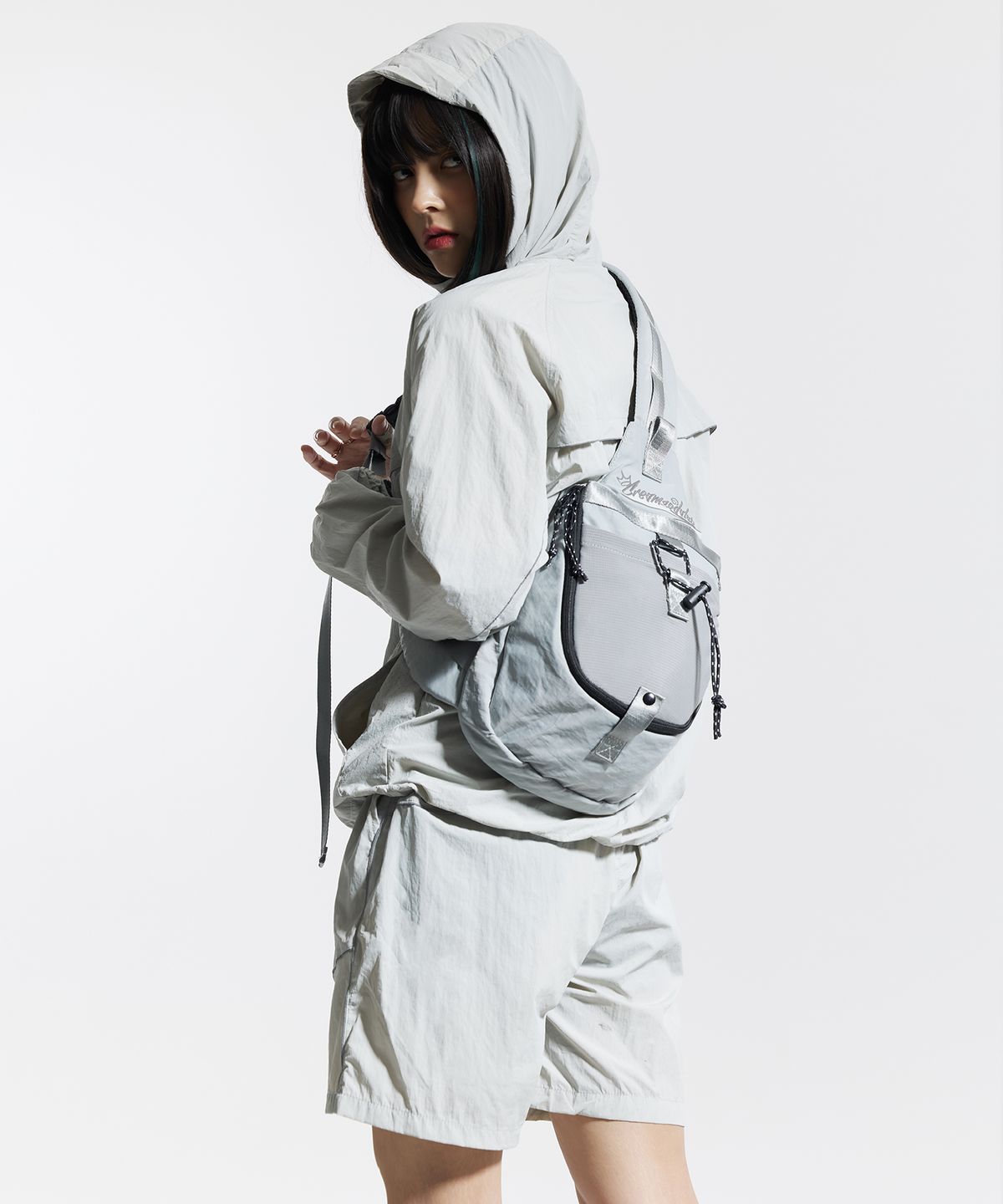 크림소다랩(CREAM SODA LAB) 씨알에스디엘 러너 데일리 슬링백 그레이