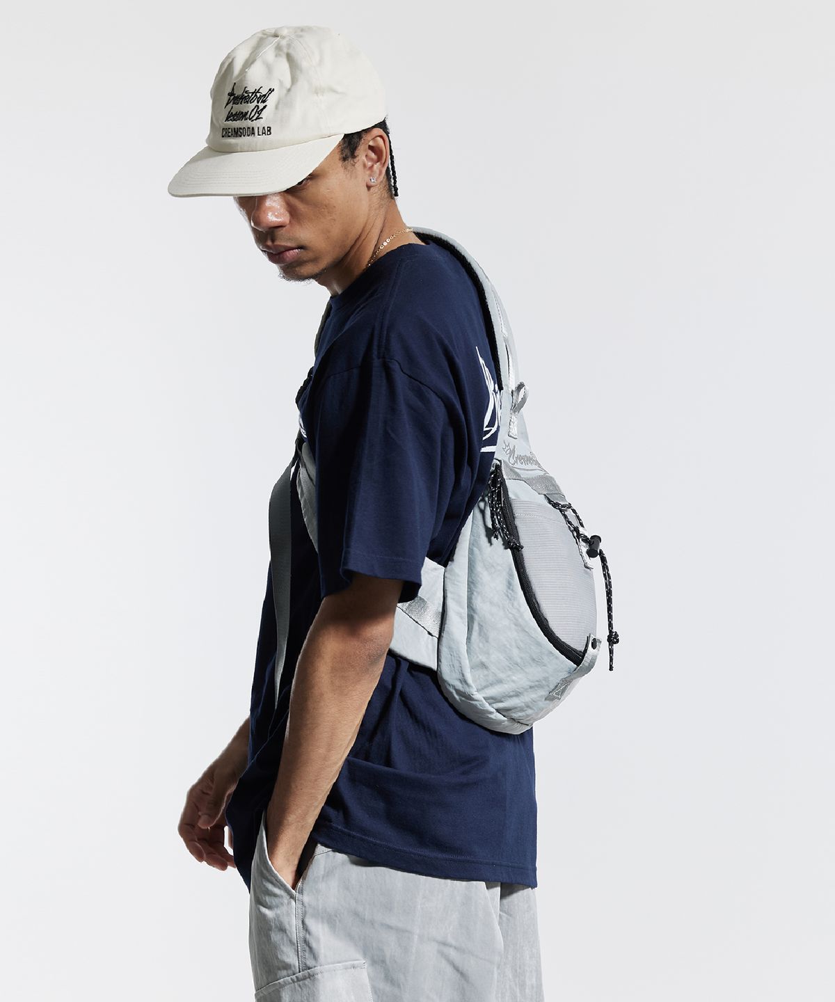 크림소다랩(CREAM SODA LAB) 씨알에스디엘 러너 데일리 슬링백 그레이
