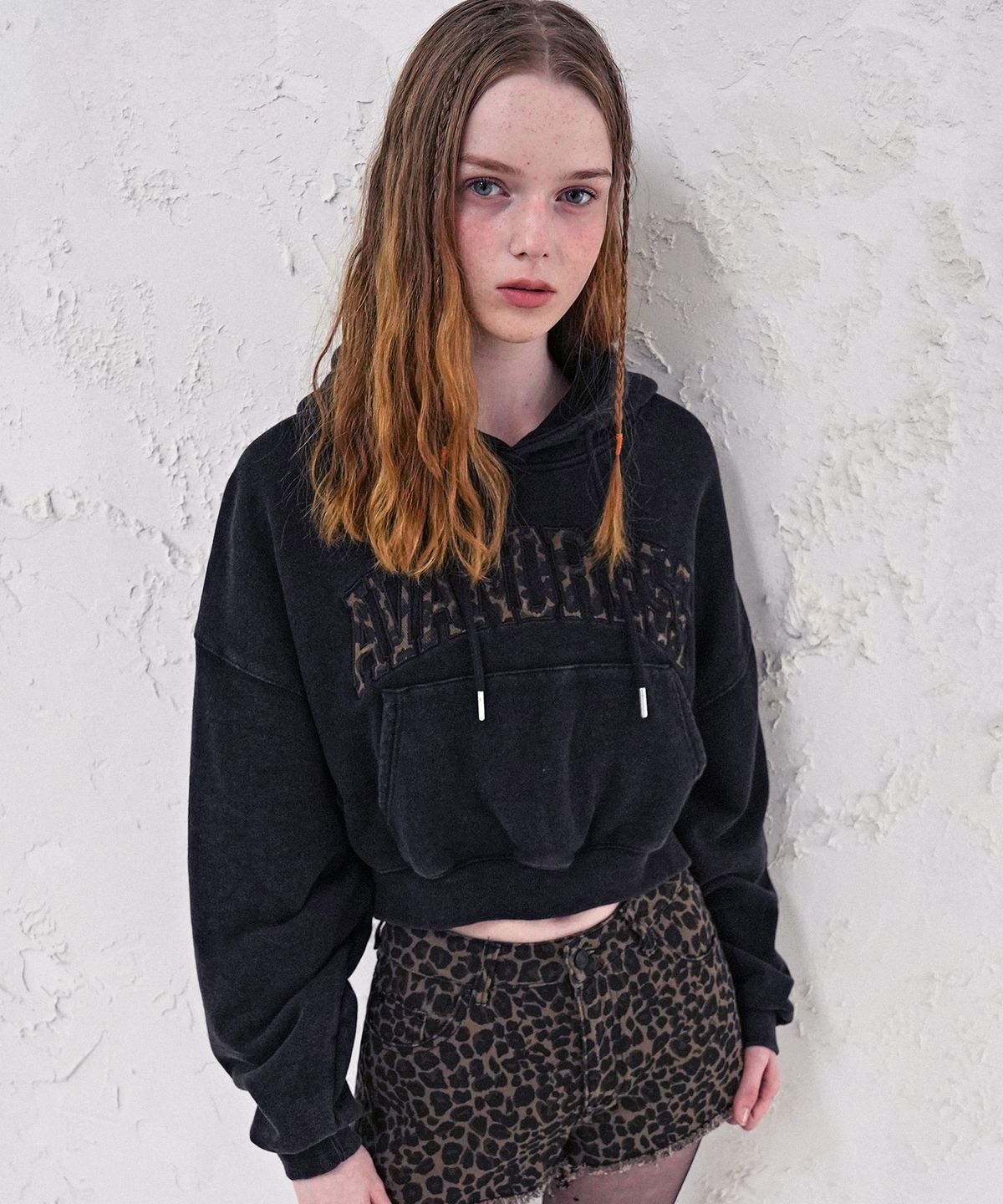 어반드레스(AVANDRESS) Leopard Logo Crop Hoody_2Colors