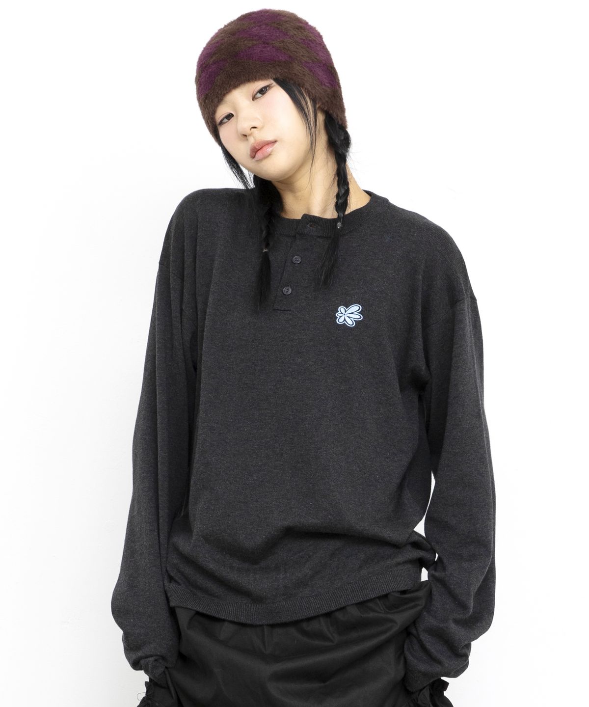 글랙(GLACK) GZNT004 PMP 라인 아플리케 헨리넥 니트 (CHARCOAL GRAY)