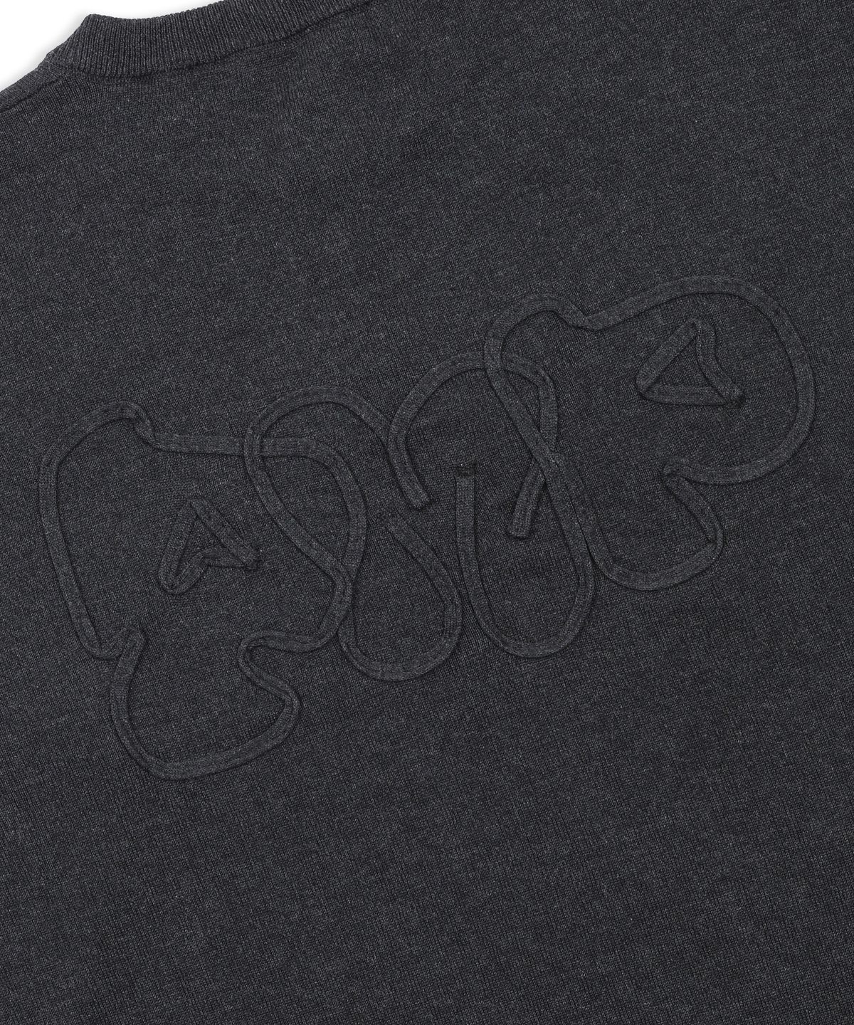 글랙(GLACK) GZNT004 PMP 라인 아플리케 헨리넥 니트 (CHARCOAL GRAY)