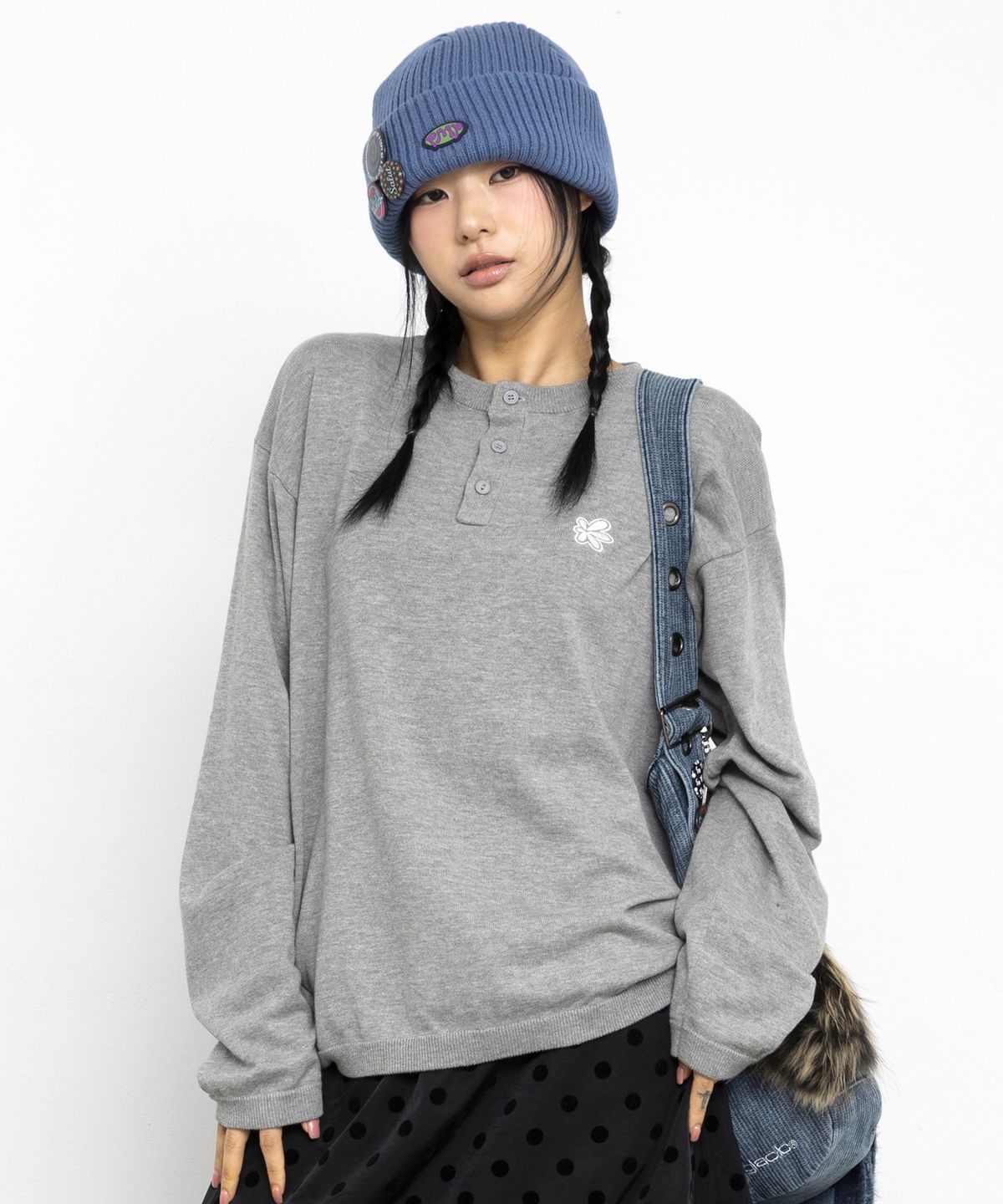 글랙(GLACK) GZNT004 PMP 라인 아플리케 헨리넥 니트 (HEATHER GRAY)