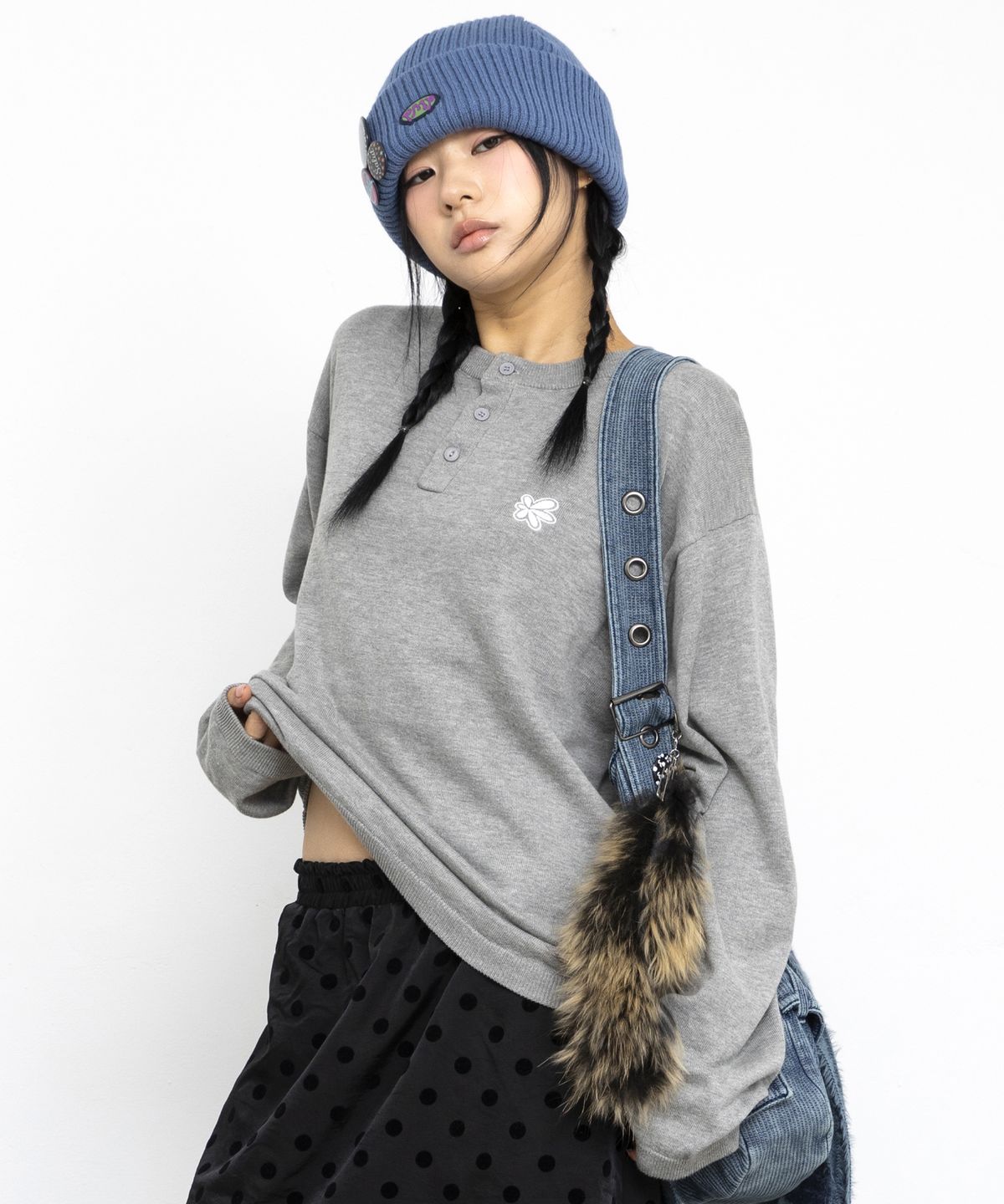 글랙(GLACK) GZNT004 PMP 라인 아플리케 헨리넥 니트 (HEATHER GRAY)