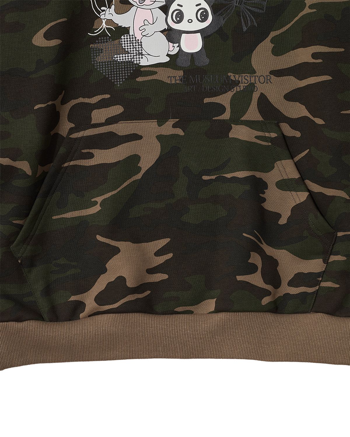 더뮤지엄비지터(THEMUSEUMVISITOR) FRIENDS GRAPHIC HOODIE (CAMO)