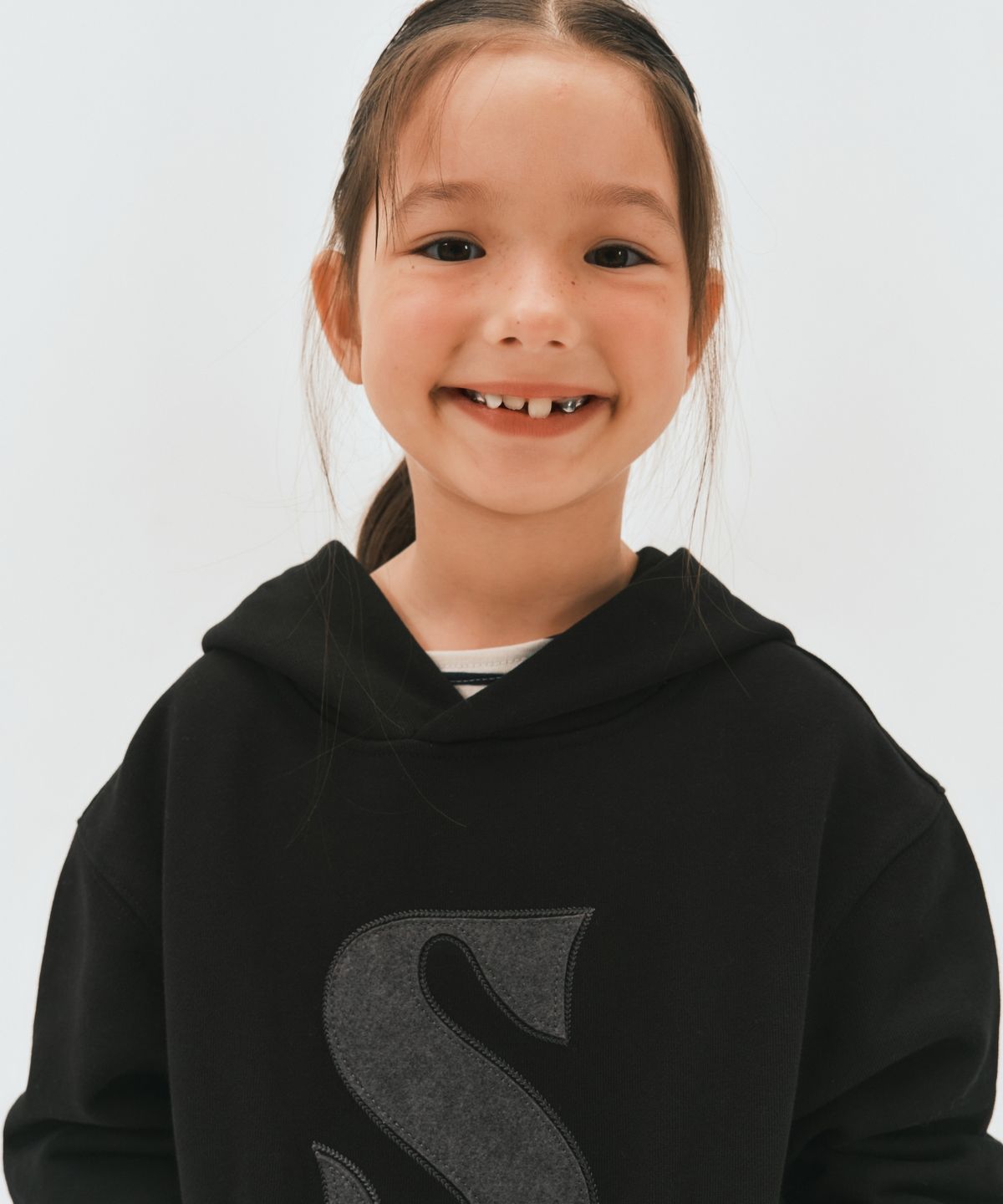 세터 키즈(SATUR KIDS) (K) S 로고 아플리케 포켓 로고 후드 티셔츠 블랙