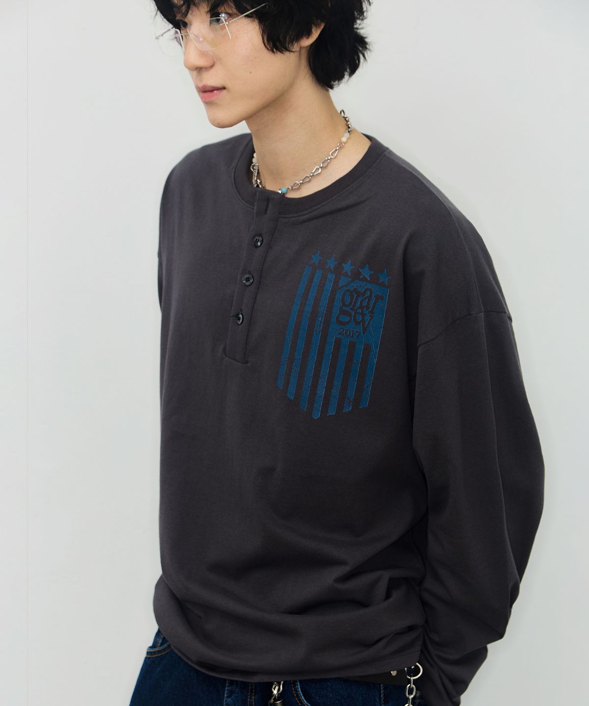 그레이버(GRAVER) [UNISEX]GRAR FLAG 헨리넥 롱슬리브 티셔츠_2color