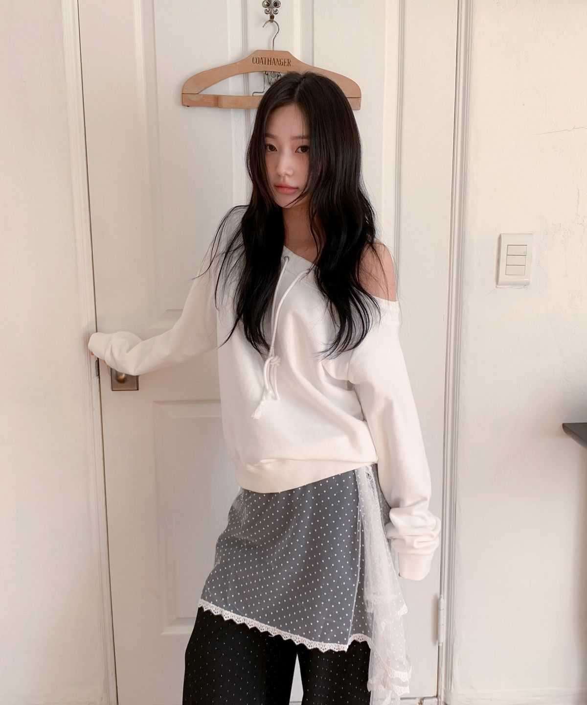 민씨오(MINCO) 도트 레이스 미디 랩 스커트_white