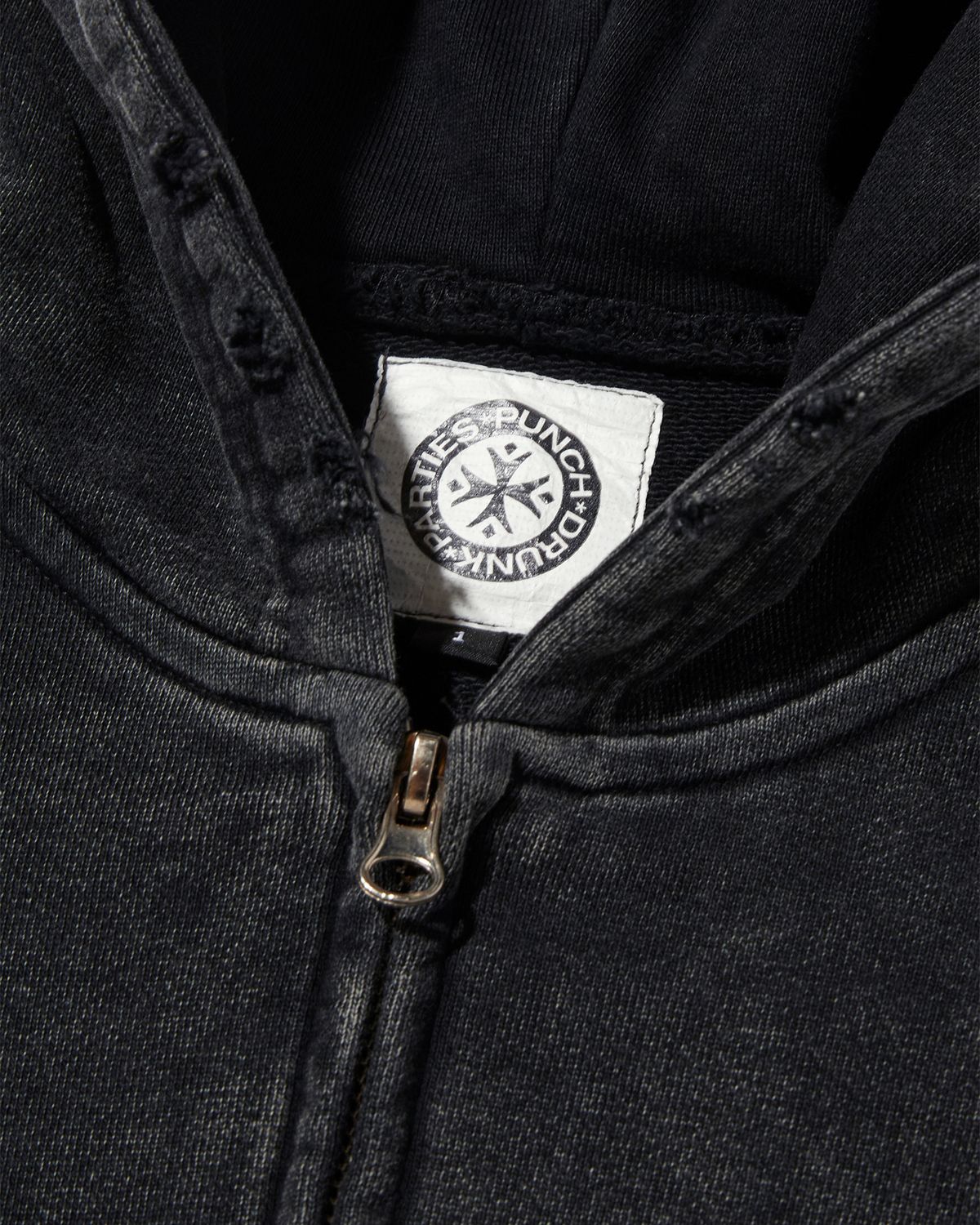 펀치드렁크파티즈(PUNCH DRUNK PARTIES) Crest Logo Vintage Washed Zip-up Hoodie (CHARCOAL)