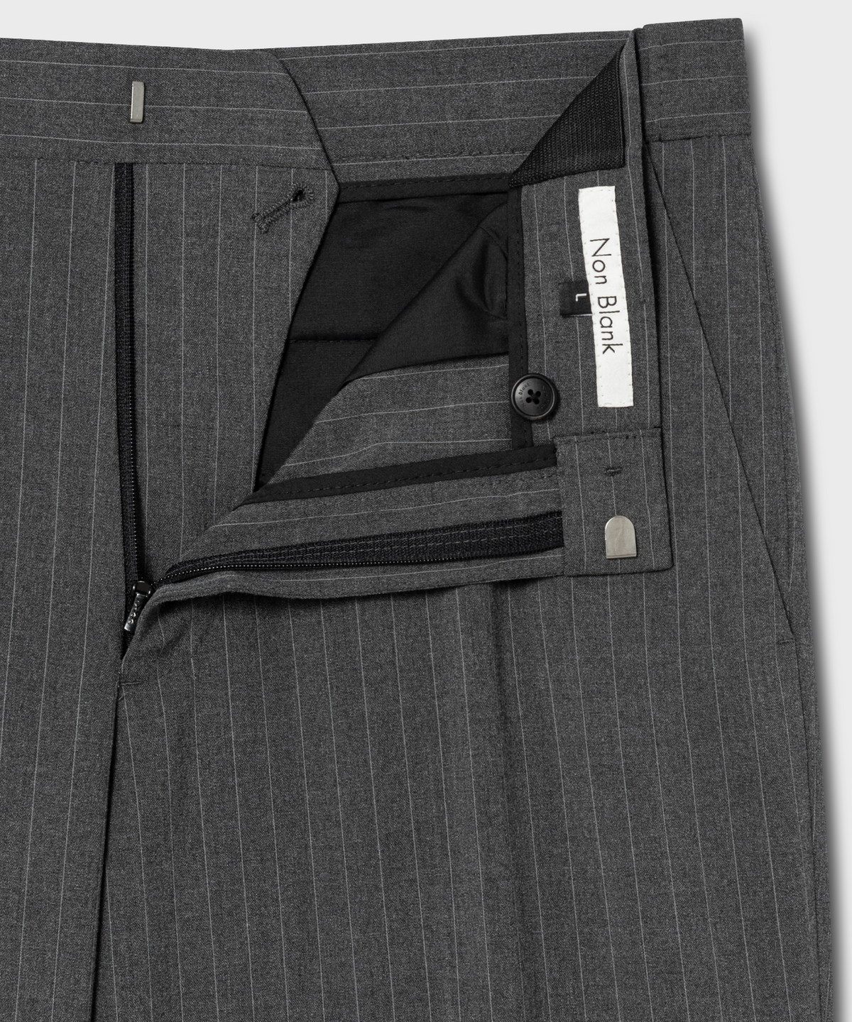 넌블랭크(NONBLANK) 스트라이프 세미 와이드 핏 슬랙스_DARK GREY