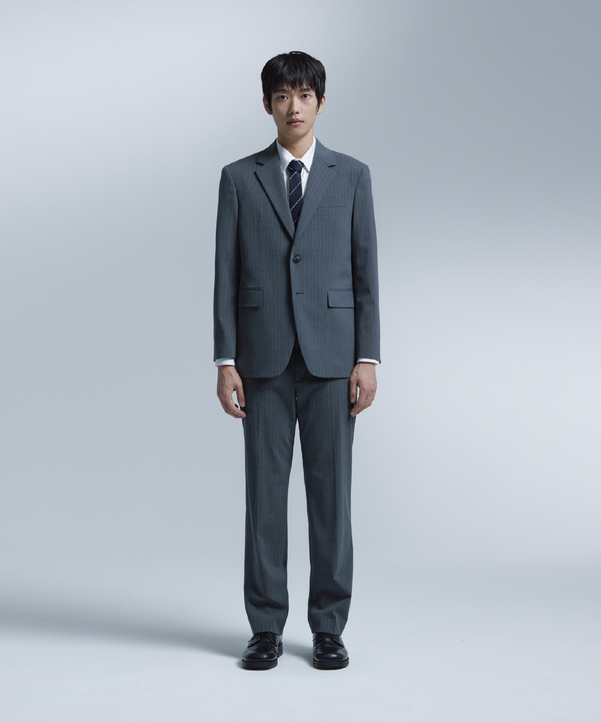 넌블랭크(NONBLANK) 스트라이프 세미 와이드 핏 슬랙스_DARK GREY