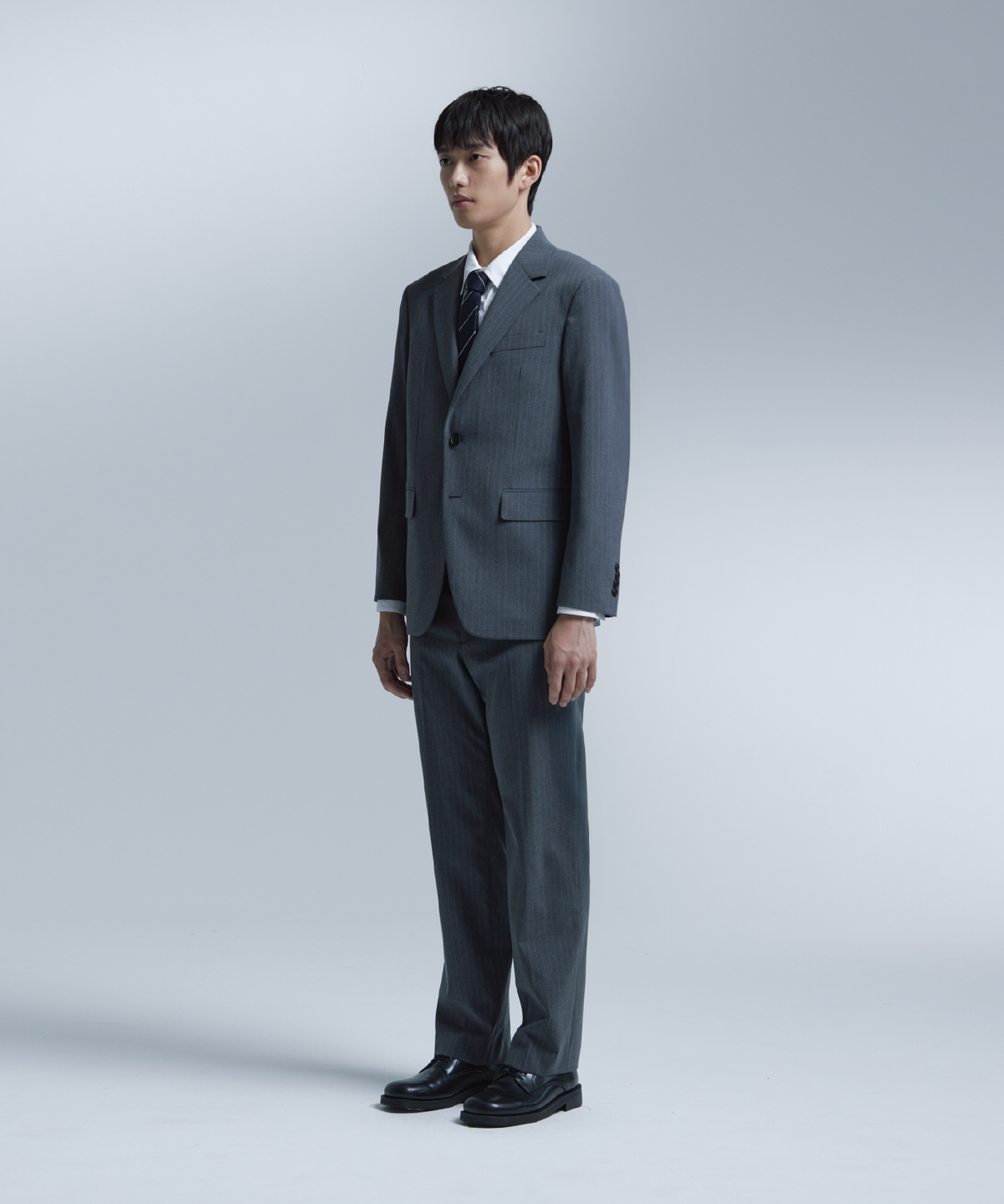 넌블랭크(NONBLANK) 스트라이프 세미 와이드 핏 슬랙스_DARK GREY