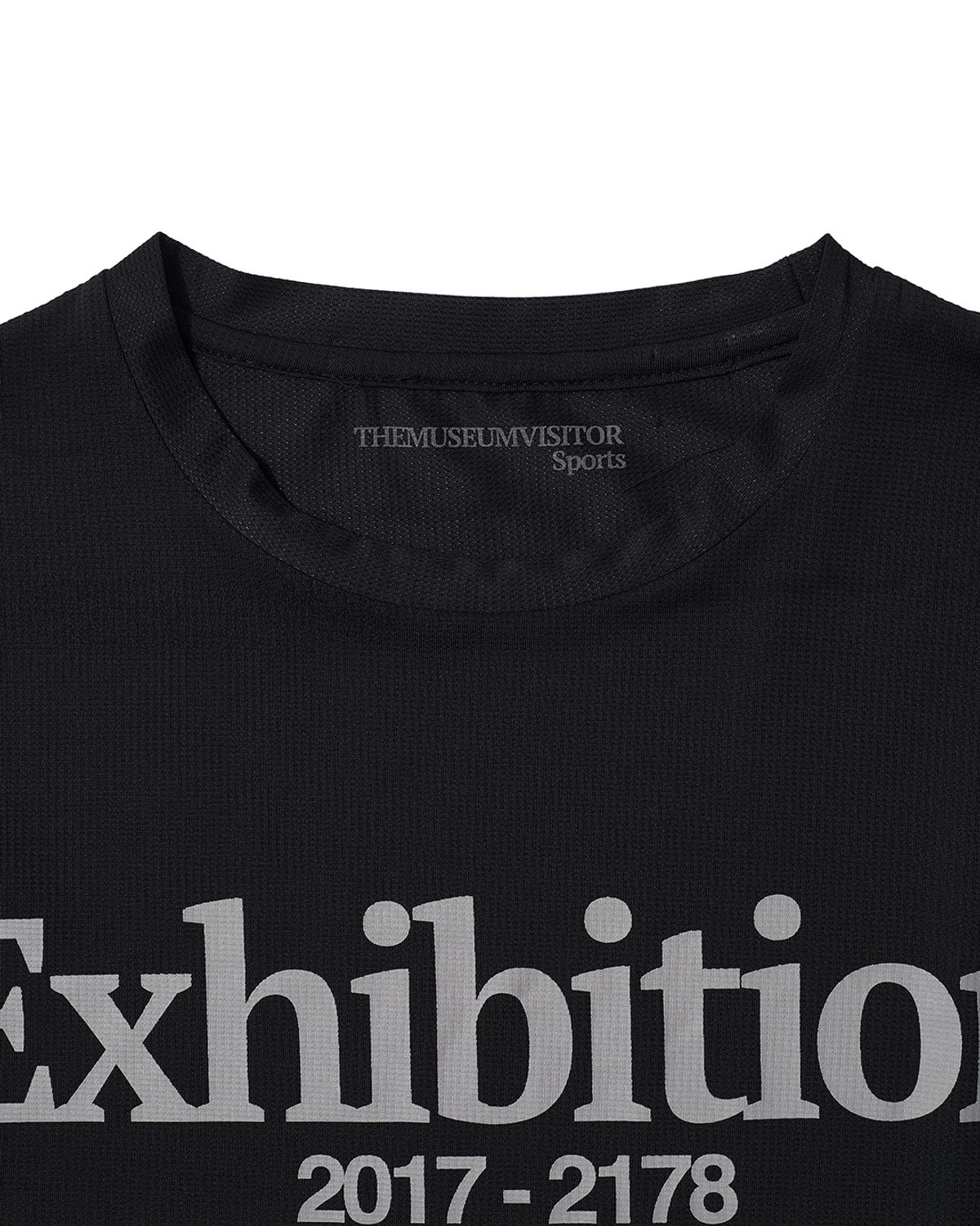 더뮤지엄비지터(THEMUSEUMVISITOR) EXHIBITION GRAPHIC RUNNING T-SHIRT (BLACK)
