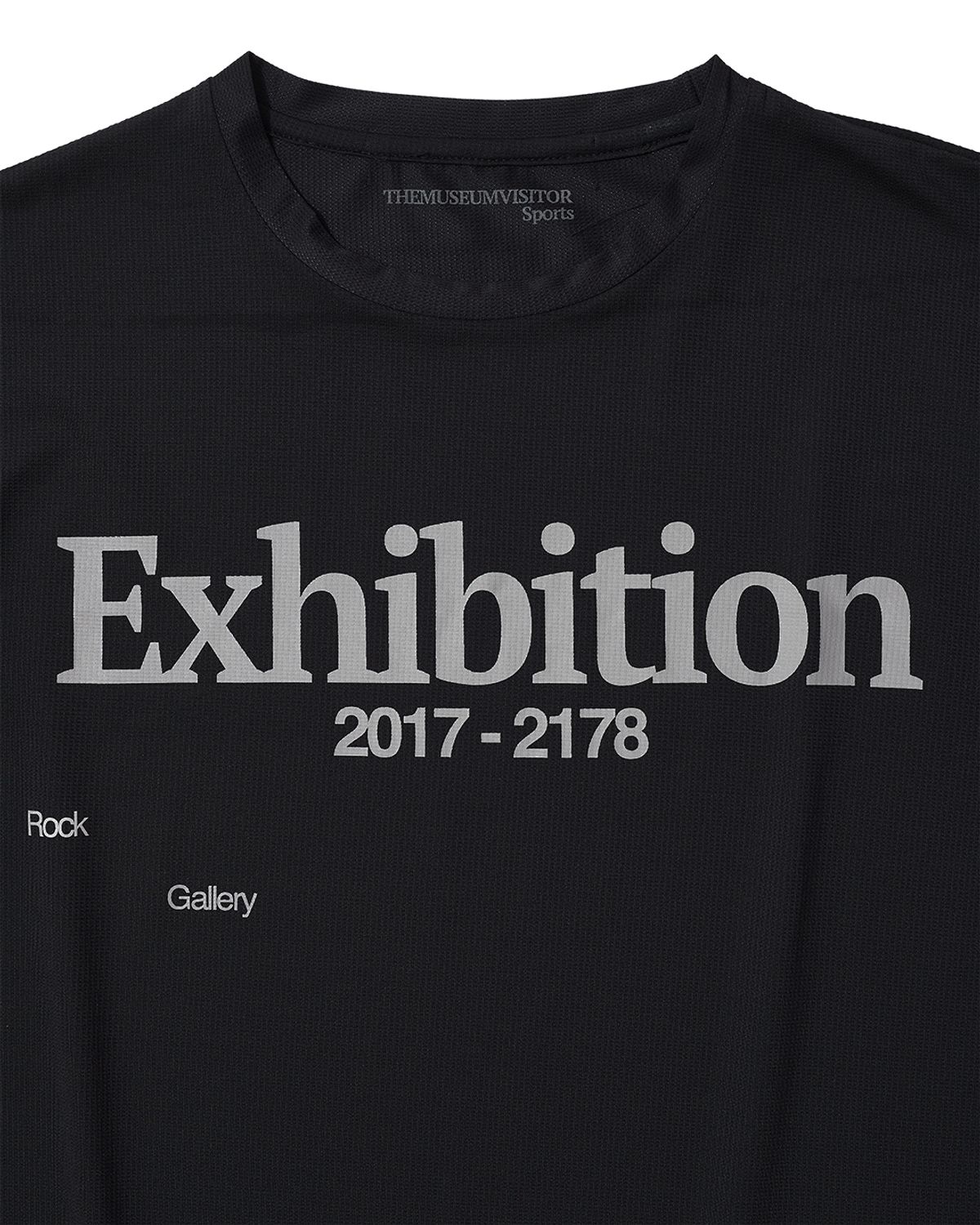 더뮤지엄비지터(THEMUSEUMVISITOR) EXHIBITION GRAPHIC RUNNING T-SHIRT (BLACK)