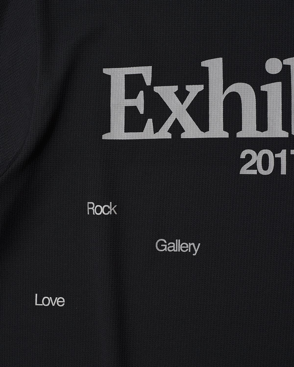 더뮤지엄비지터(THEMUSEUMVISITOR) EXHIBITION GRAPHIC RUNNING T-SHIRT (BLACK)