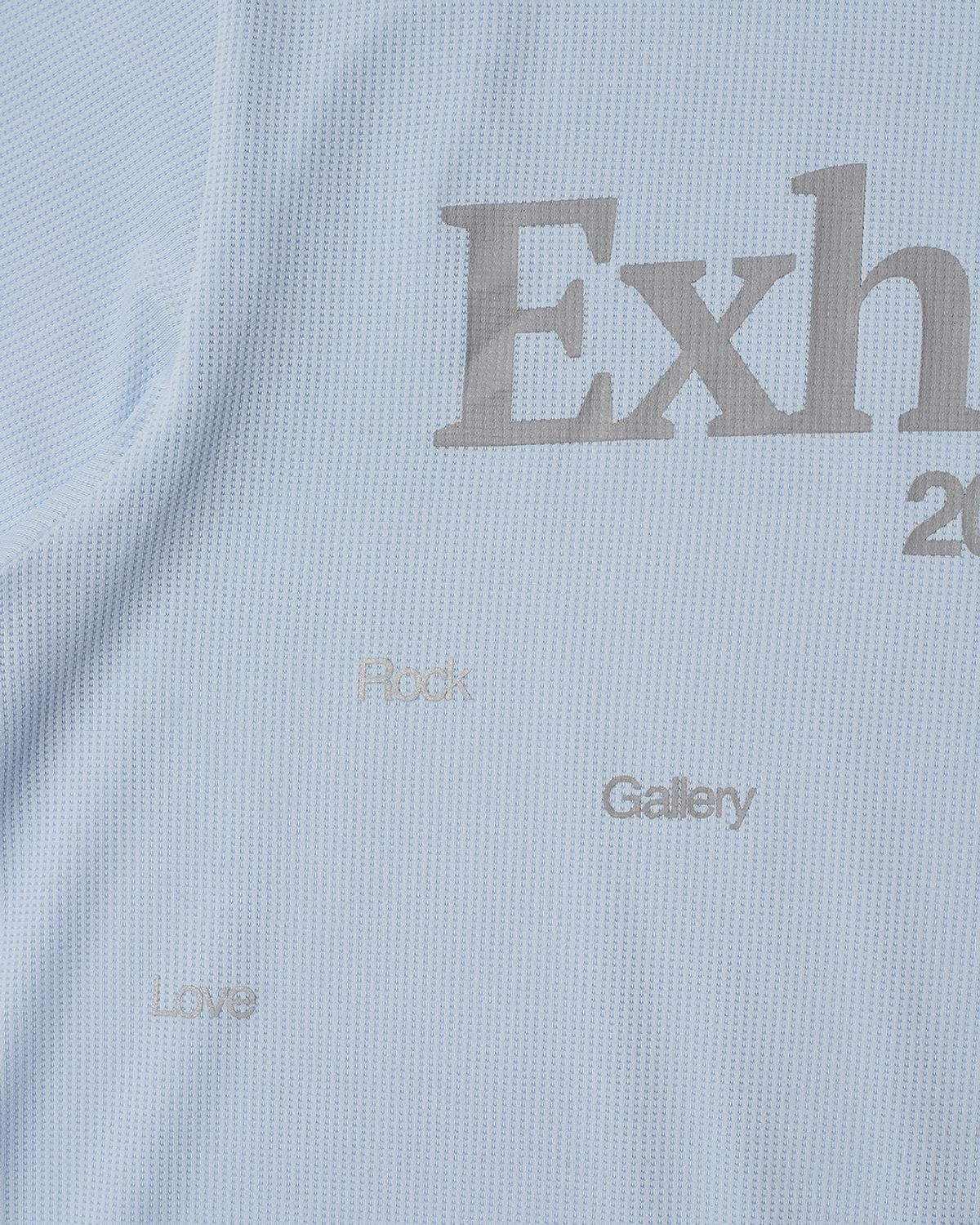 더뮤지엄비지터(THEMUSEUMVISITOR) EXHIBITION GRAPHIC RUNNING T-SHIRT (SKY BLUE)