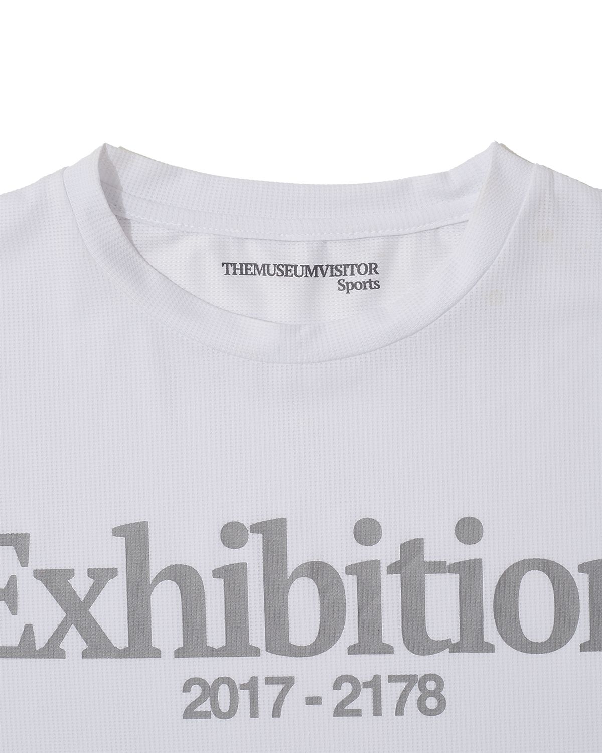 더뮤지엄비지터(THEMUSEUMVISITOR) EXHIBITION GRAPHIC RUNNING T-SHIRT (WHITE)
