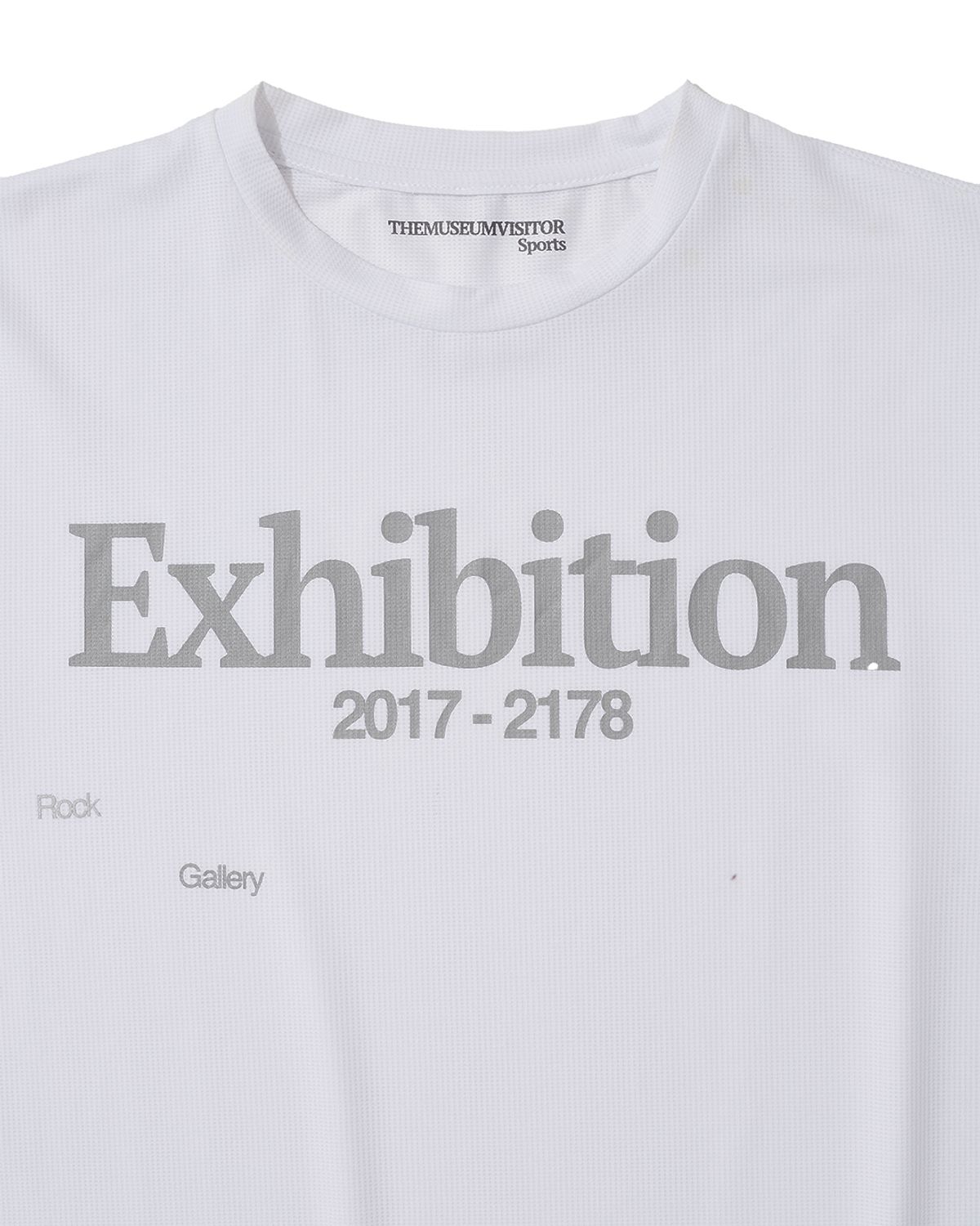 더뮤지엄비지터(THEMUSEUMVISITOR) EXHIBITION GRAPHIC RUNNING T-SHIRT (WHITE)