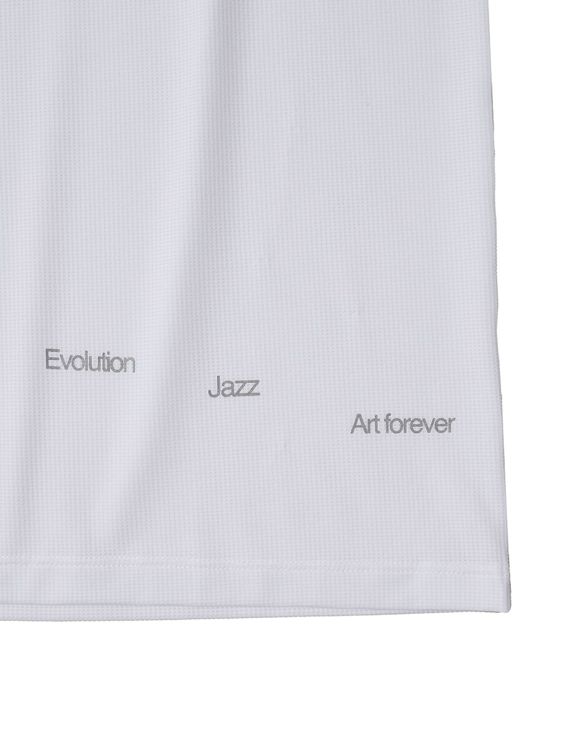 더뮤지엄비지터(THEMUSEUMVISITOR) EXHIBITION GRAPHIC RUNNING T-SHIRT (WHITE)