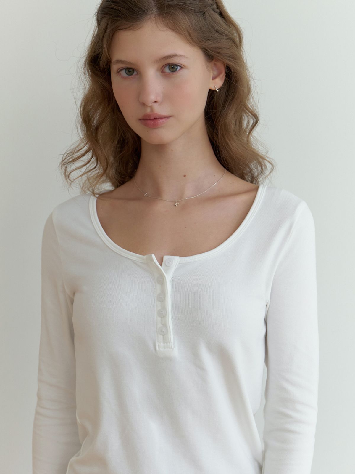 리엘(RE L) Sherry button U t-shirt (ivory)
