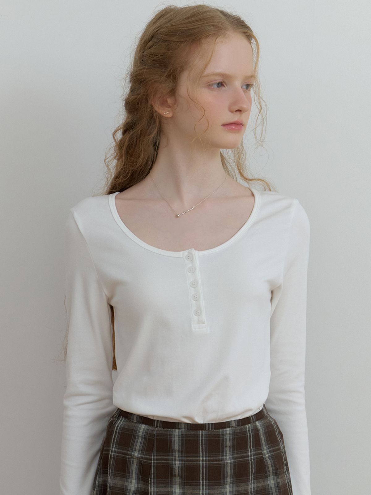 리엘(RE L) Sherry button U t-shirt (ivory)