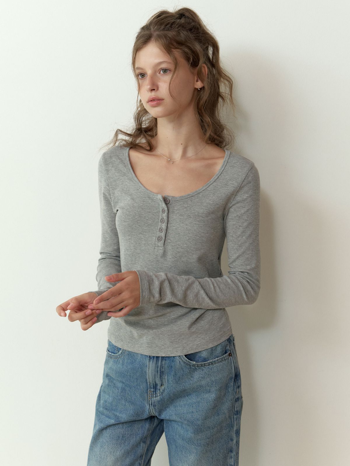 리엘(RE L) Sherry button U t-shirt (gray)