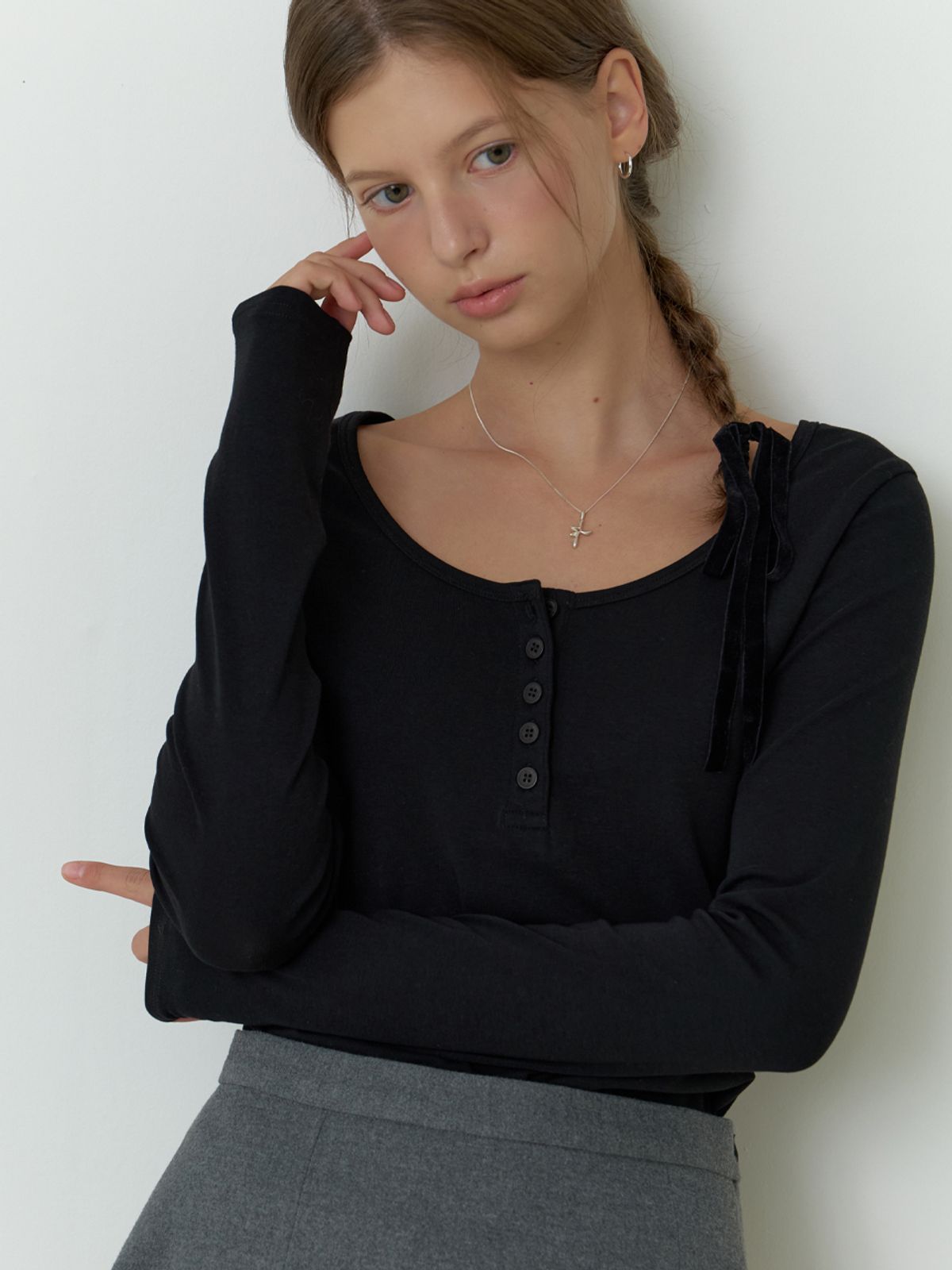 리엘(RE L) Sherry button U t-shirt (black)