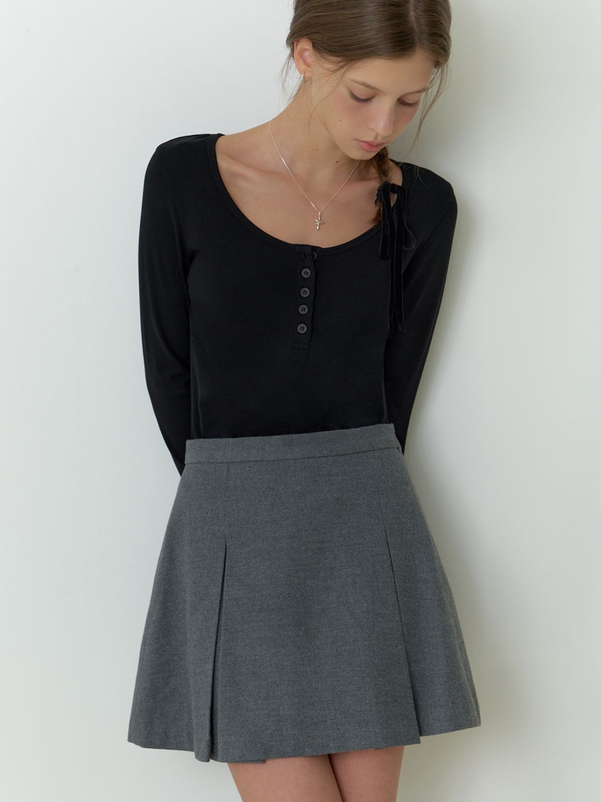 리엘(RE L) Sherry button U t-shirt (black)