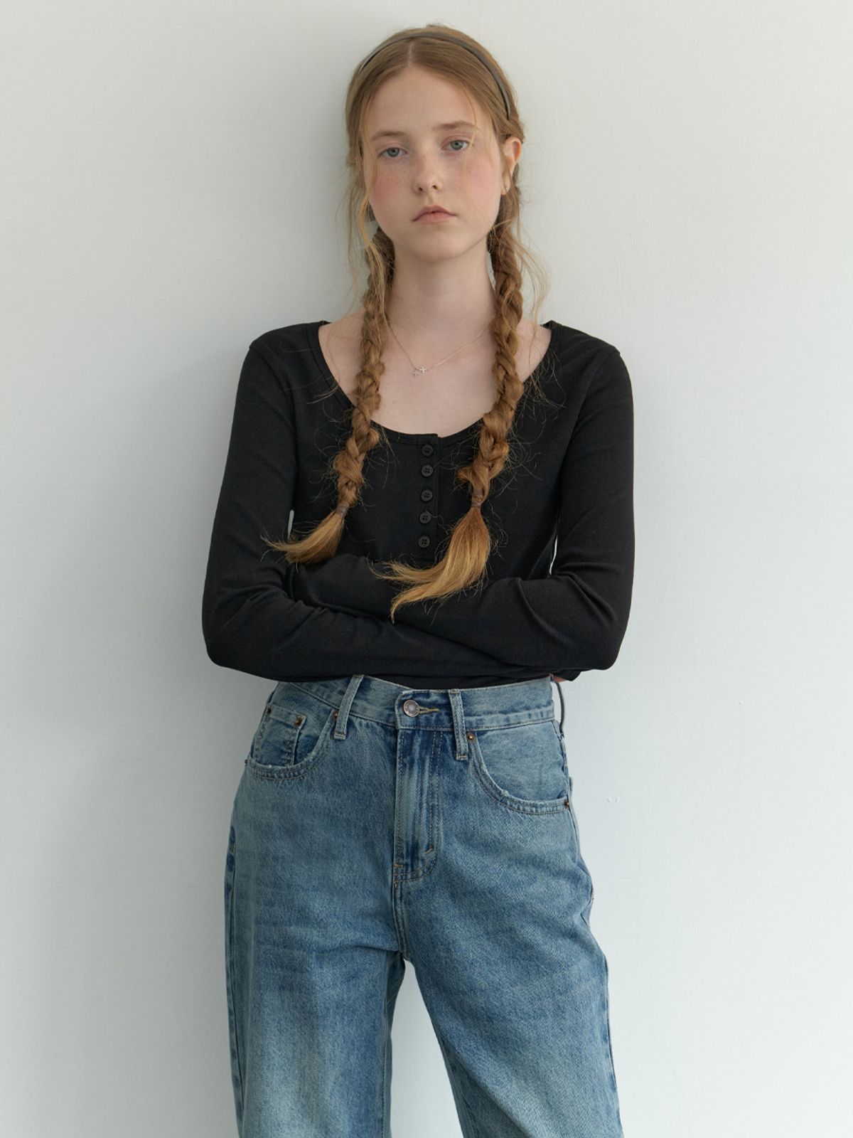 리엘(RE L) Sherry button U t-shirt (black)