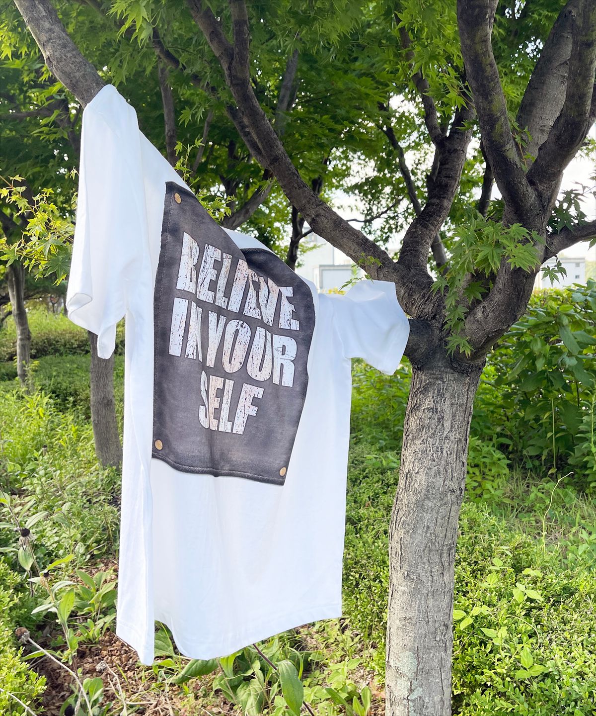 커버라이즈(COVERIZE) BELIEVE IN YOURSELF 패치 그래픽  티셔츠 (WHITE)