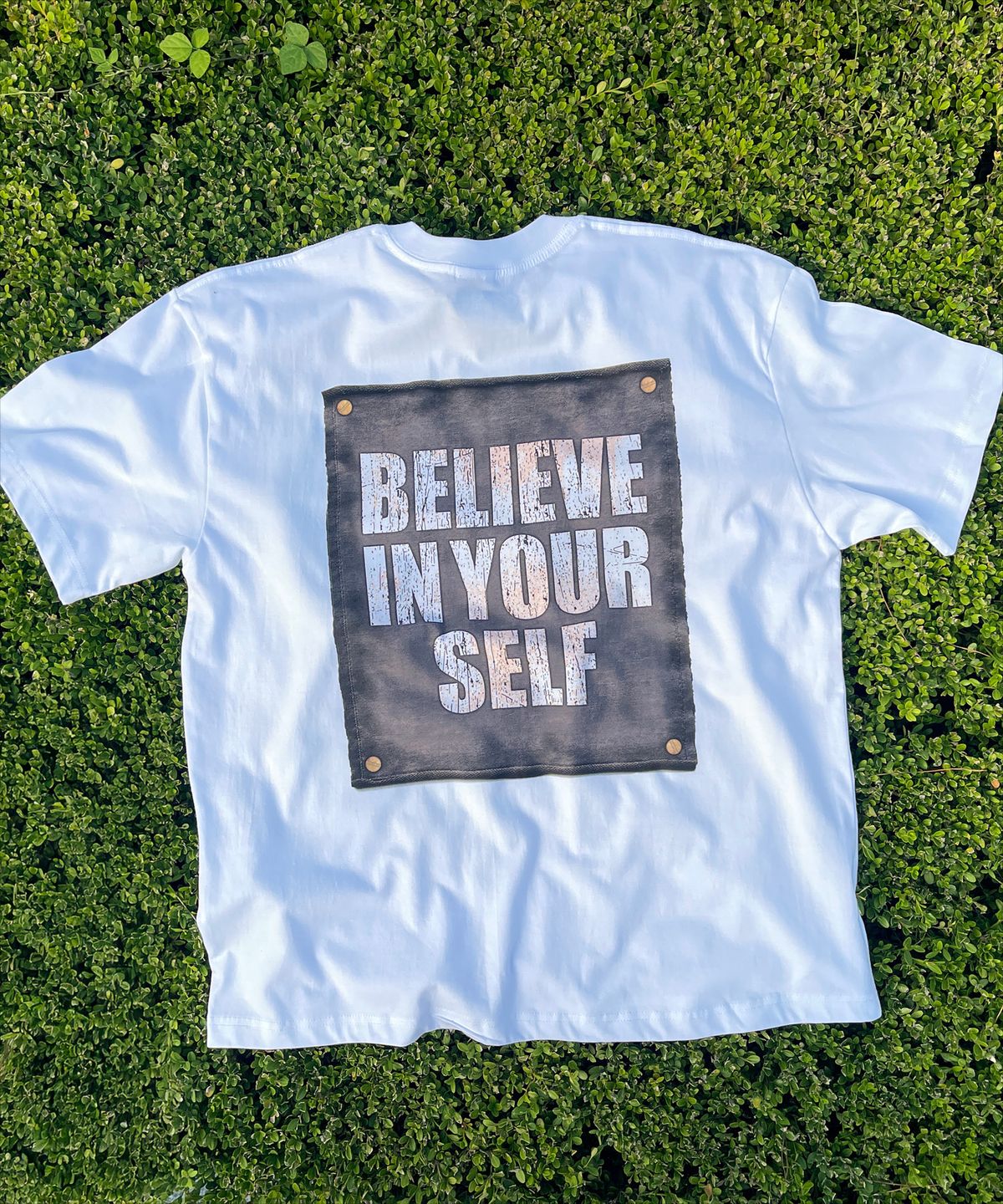 커버라이즈(COVERIZE) BELIEVE IN YOURSELF 패치 그래픽  티셔츠 (WHITE)