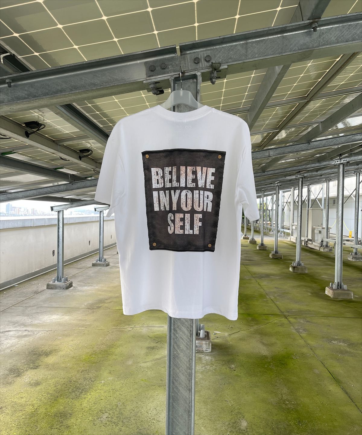 커버라이즈(COVERIZE) BELIEVE IN YOURSELF 패치 그래픽  티셔츠 (WHITE)