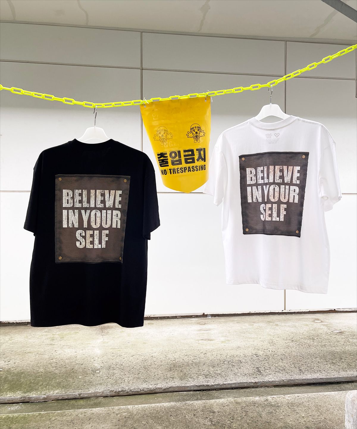 커버라이즈(COVERIZE) BELIEVE IN YOURSELF 패치 그래픽  티셔츠 (WHITE)