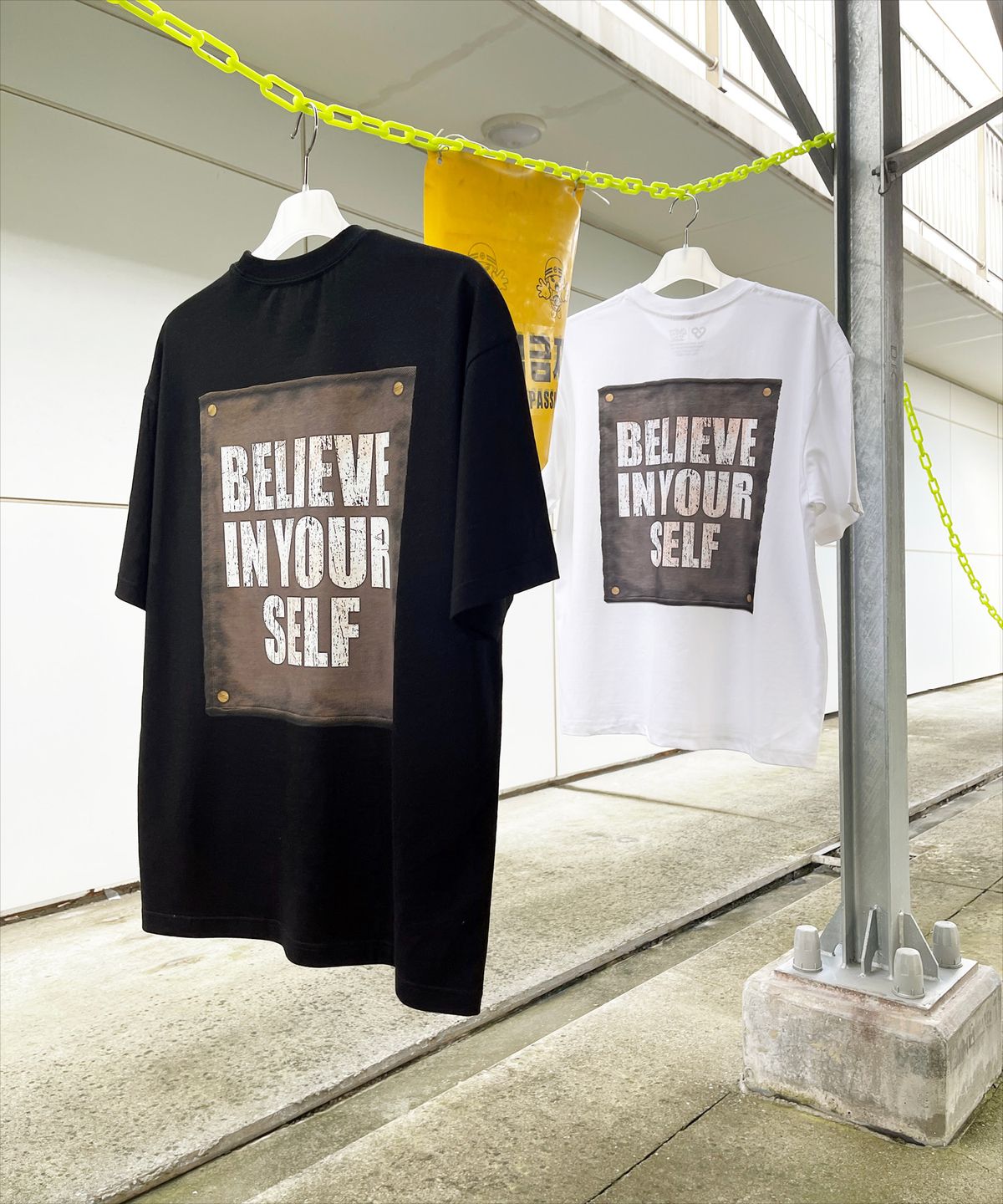 커버라이즈(COVERIZE) BELIEVE IN YOURSELF 패치 그래픽  티셔츠 (BLACK)