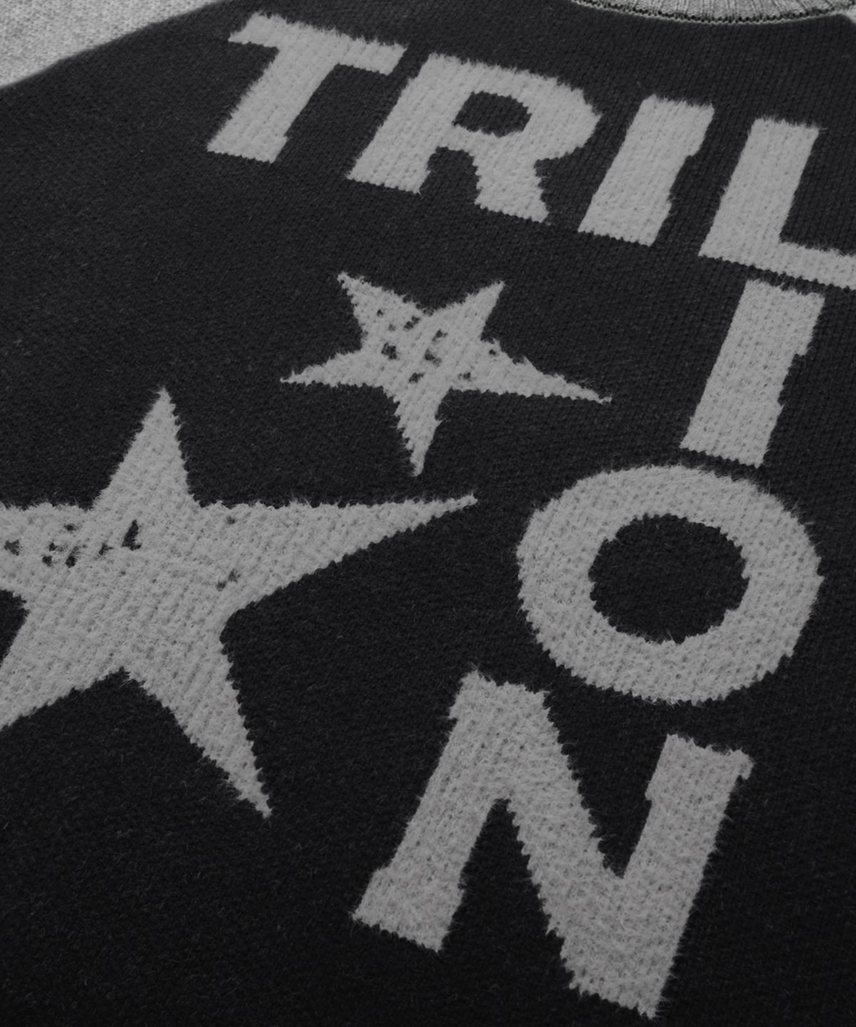 트릴리온(TRILLION) 워셔블 레글런 헤어리 그래픽 트랙 니트_블랙