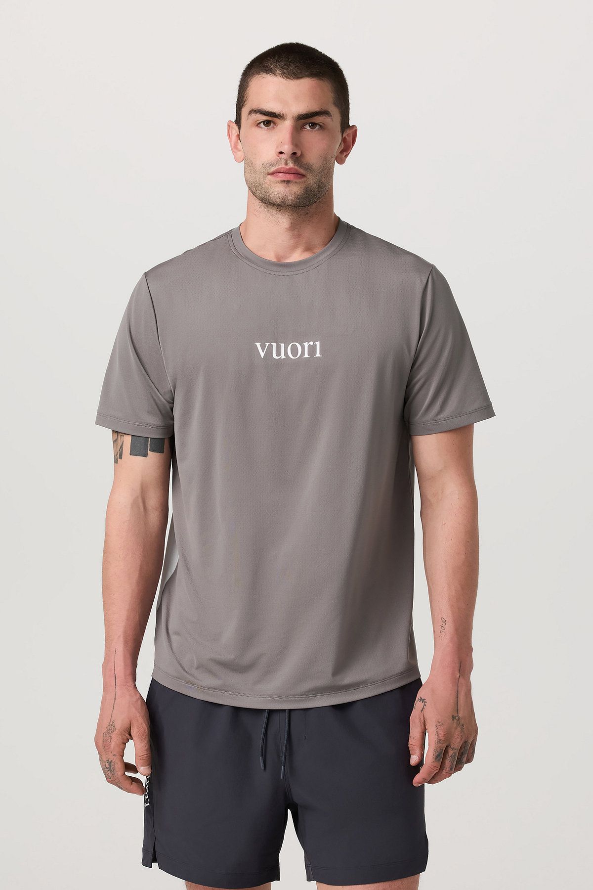 뷰오리(VUORI) [남성] 반팔 뷰포인트 퍼포먼스 티 2.0 프로_다크 그레이 VR15321054