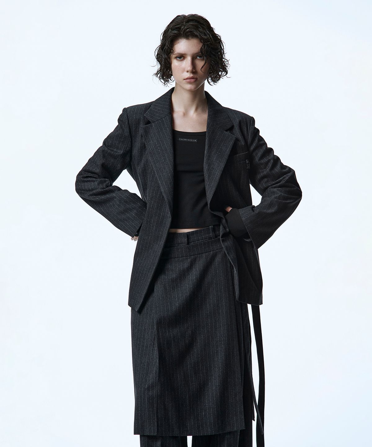 트리밍버드(TREEMINGBIRD) Belted Tailored Set-up Jacket [ Charcoal ]