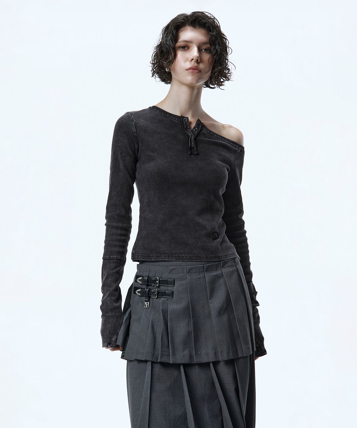 트리밍버드(TREEMINGBIRD) One-Shoulder Henley Neck Long Sleeve [ Charcoal ]
