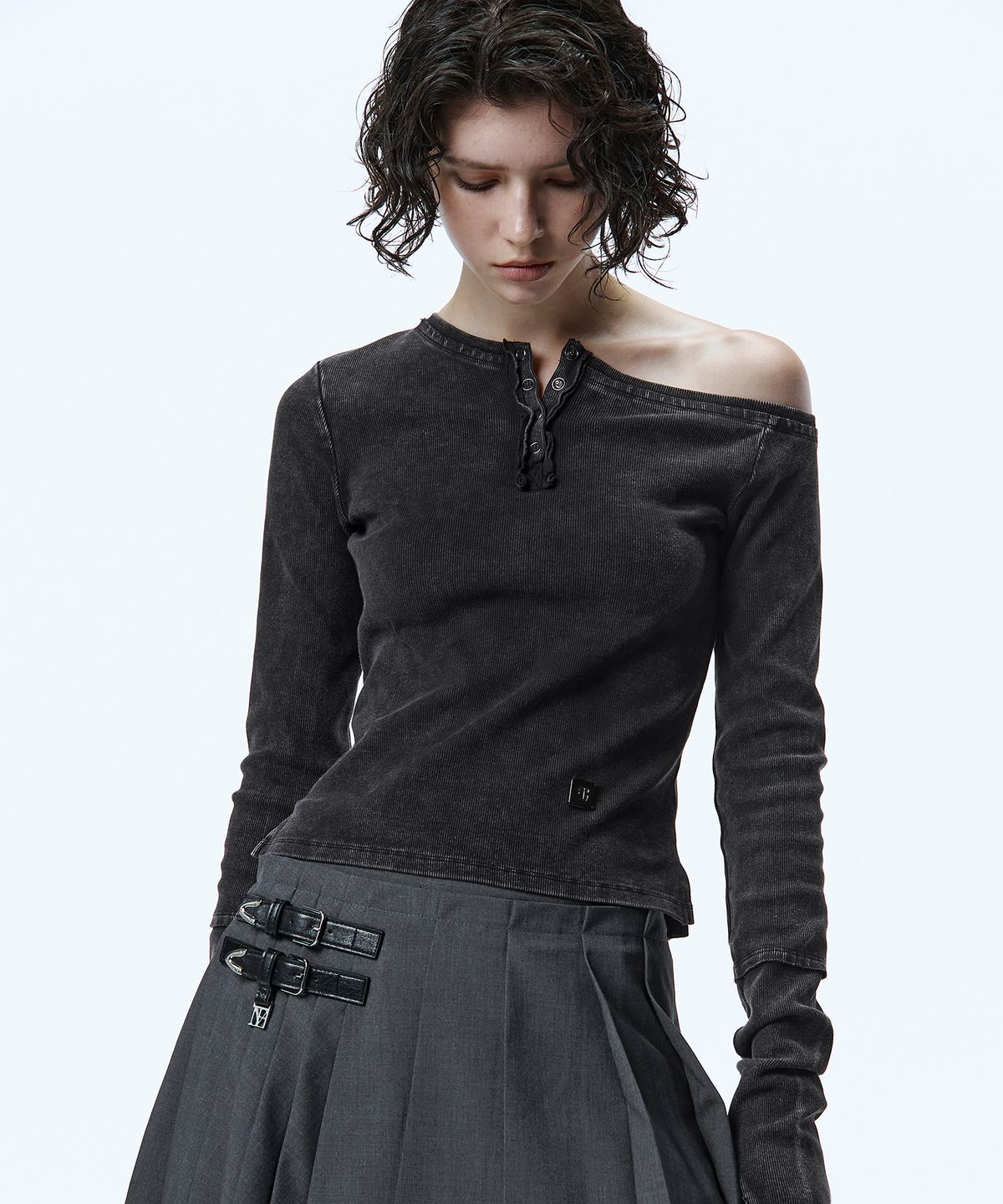 트리밍버드(TREEMINGBIRD) One-Shoulder Henley Neck Long Sleeve [ Charcoal ]