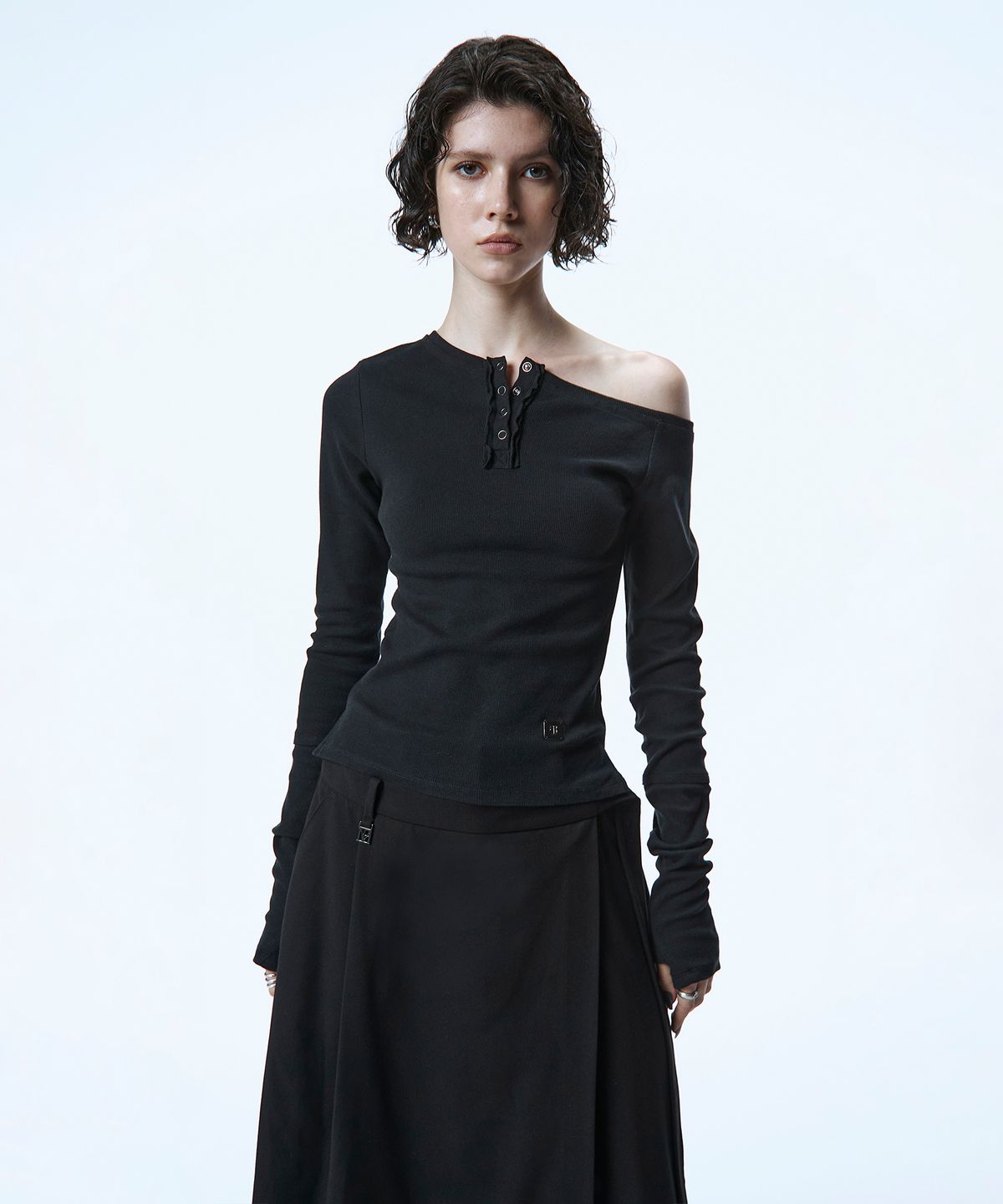 트리밍버드(TREEMINGBIRD) One-Shoulder Henley Neck Long Sleeve [ Black ]